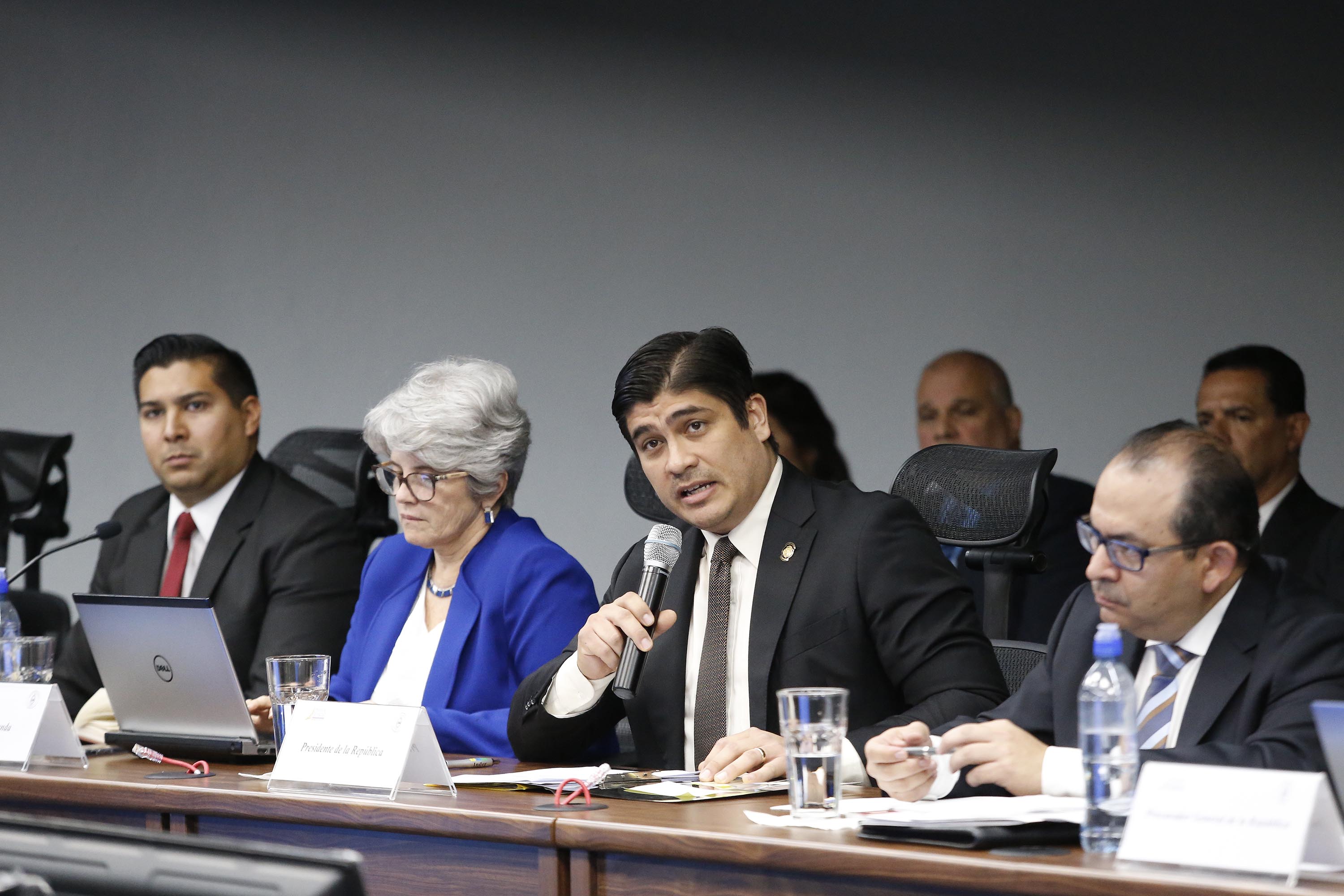 18/10/2018. Auditorio del OIJ. El presidente de la República, Carlos Alvarado, da un discurso ante los magistrados de la Corte Plena con el fin de convecerlos de la necesidad de aprobar el nuevo Plan Fiscal. Los magistrados se oponen al proyecto porque lesiona sus intereses particulares. En la foto: El presidente Alvarado y la ministra de Hacienda Rocío Aguilar pronuncian su discurso ante magistrados de la Corte Plena. Foto: Albert Marín.