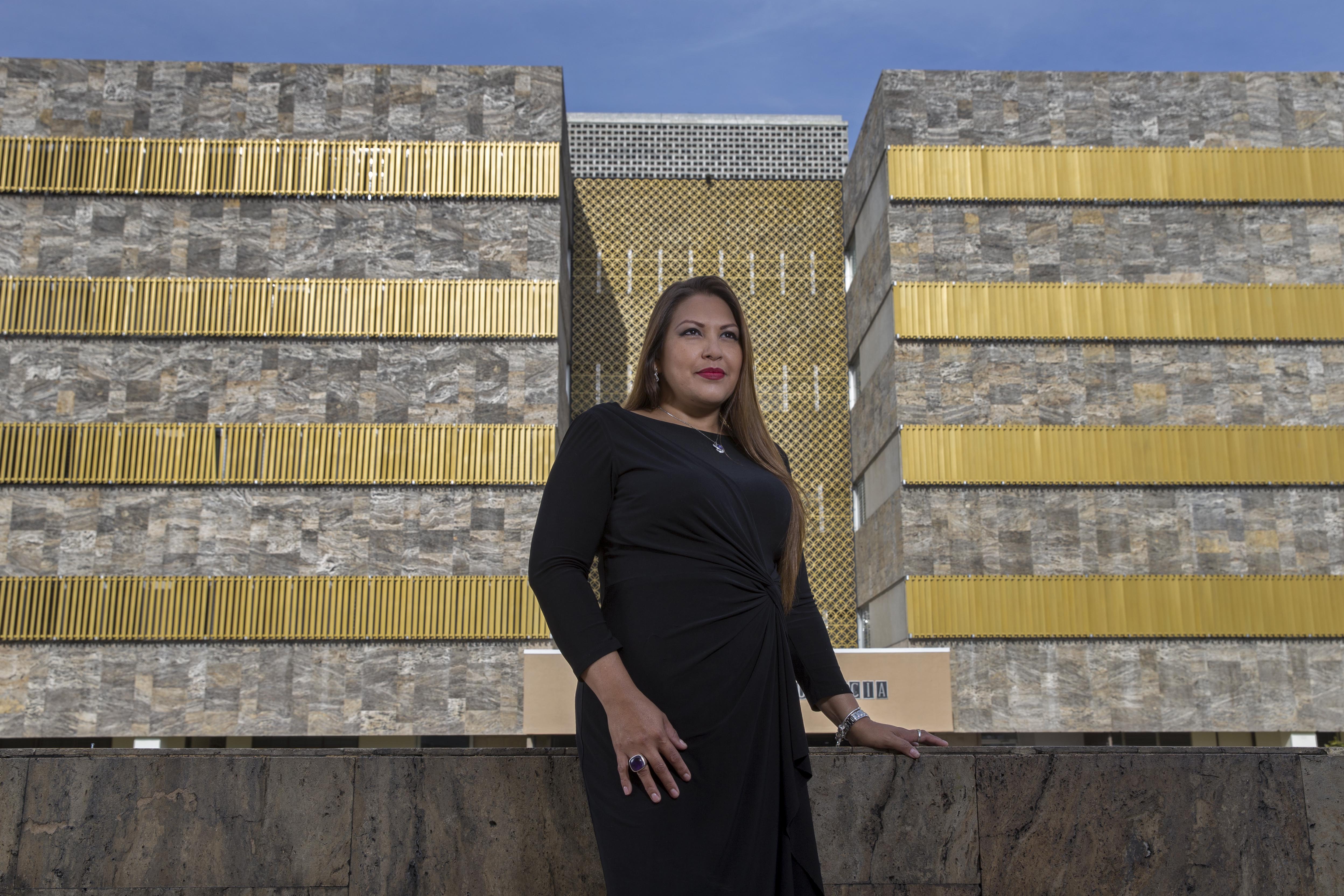 MATERIAL EMBARGADO HASTA 30 DE DICIEMBRE, REVISTA DOMINICAL PERSONAJES 2017
13/10/2017. Circuito Judicial, San José. Hora: 07:50 p.m. Retrato de Adriana Orocú, presidenta de la Asociación Costarricense de la Judicatura (Acojud), para Personajes del Año 2017 de la Revista Dominical. Orocú fue vocera de los empleados del Poder Judicial que entre julio y agosto protagonizaron una huelga para protestar contra el intento de una comisión legislativa de aprobar una reforma al régimen de pensiones del Poder Judicial, la cual los funcionarios calificaban de altamente lesiva a sus intereses.
Fotos: Mayela López