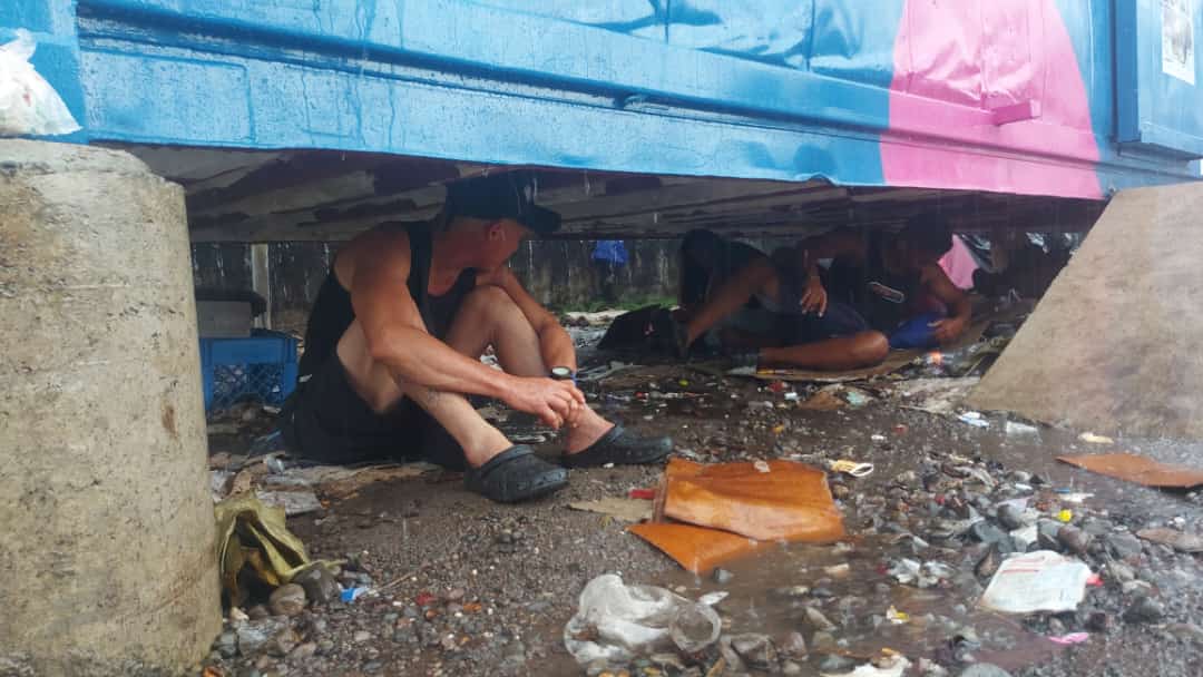 Los foráneos, en su mayoría venezolanos, pasan días en la zona sur, mientras logran reunir el pasaje del bus que los lleve a la frontera norte. Foto: Cortesía Radio Colosal