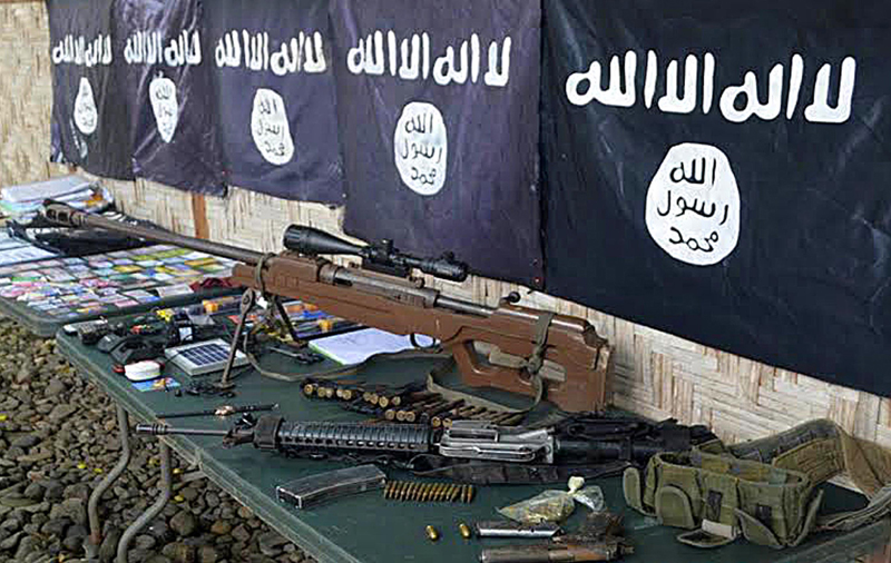 Armas y banderas pertenecientes al Estado Islámico.