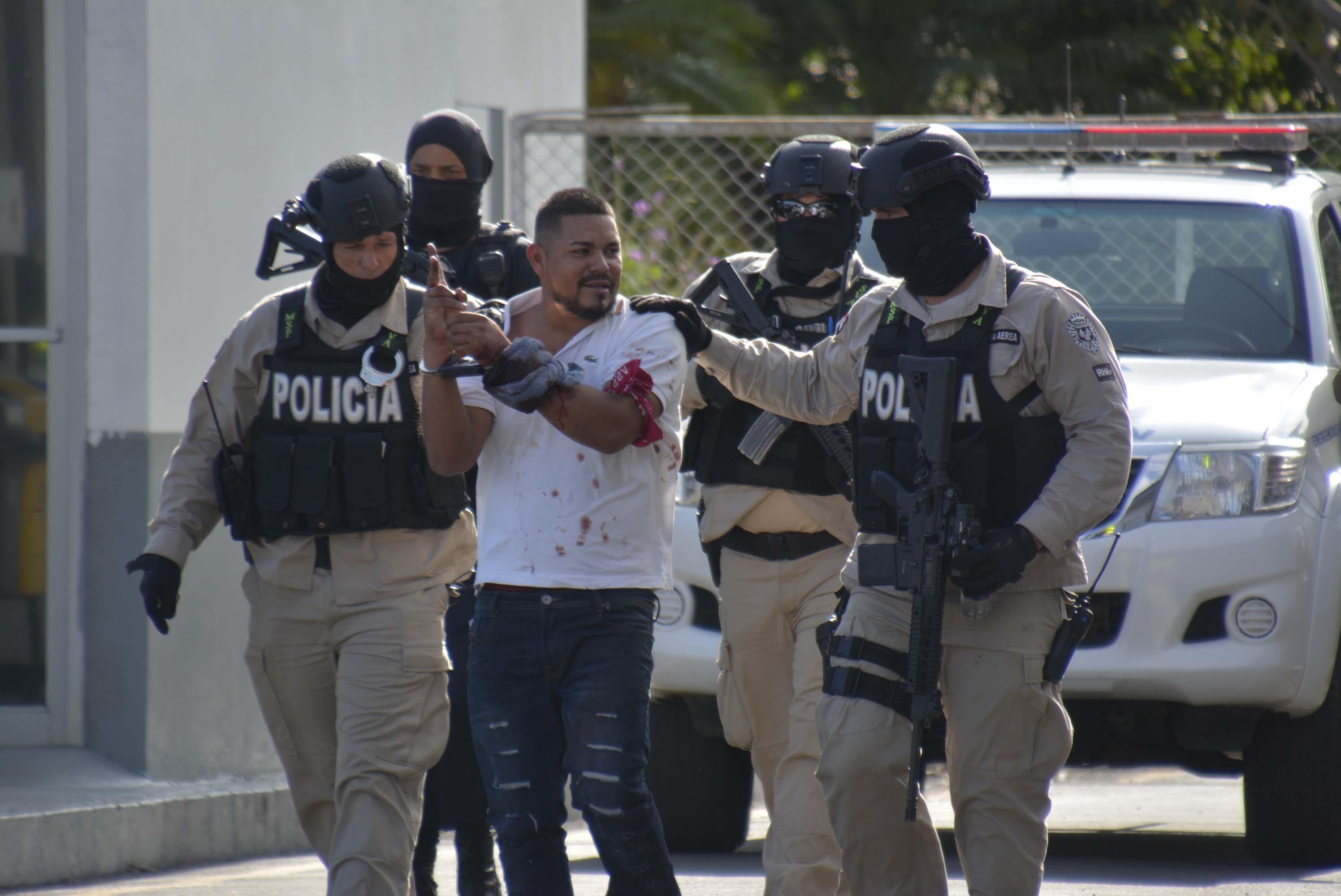 Pelleja fue trasladado vía aérea a base 2 del aeropuerto internacional Juan Santamaría, donde hubo un fuerte despliegue policial. Foto: Francisco Barrantes, corresponsal GN