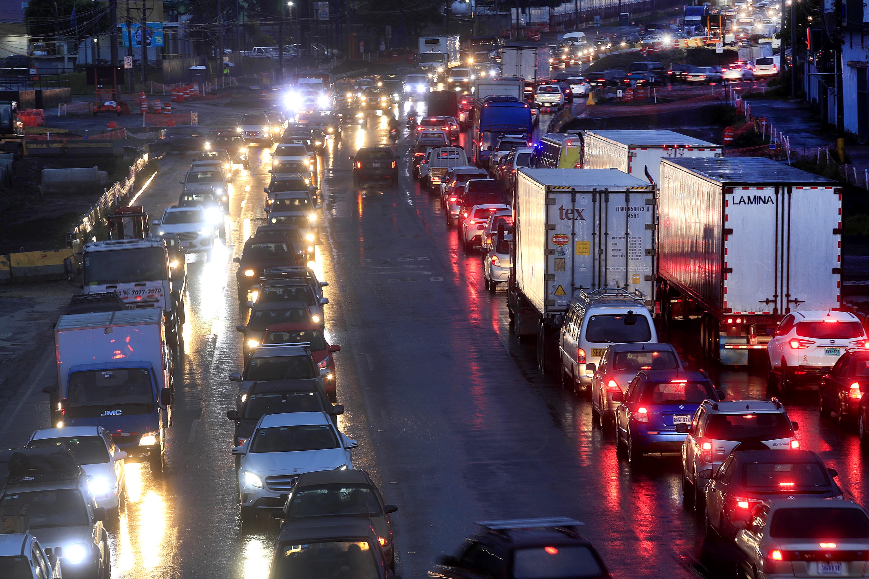05/08/2022 La Lima de Cartago. Los retomados trabajos en el tramo Taras-La Lima, la lluvia vespertina y el tráfico pesado de hora pico se combinaron este viernes, al tiempo que el precio de los combustibles (gasolina y diésel) había amanecido más caro.