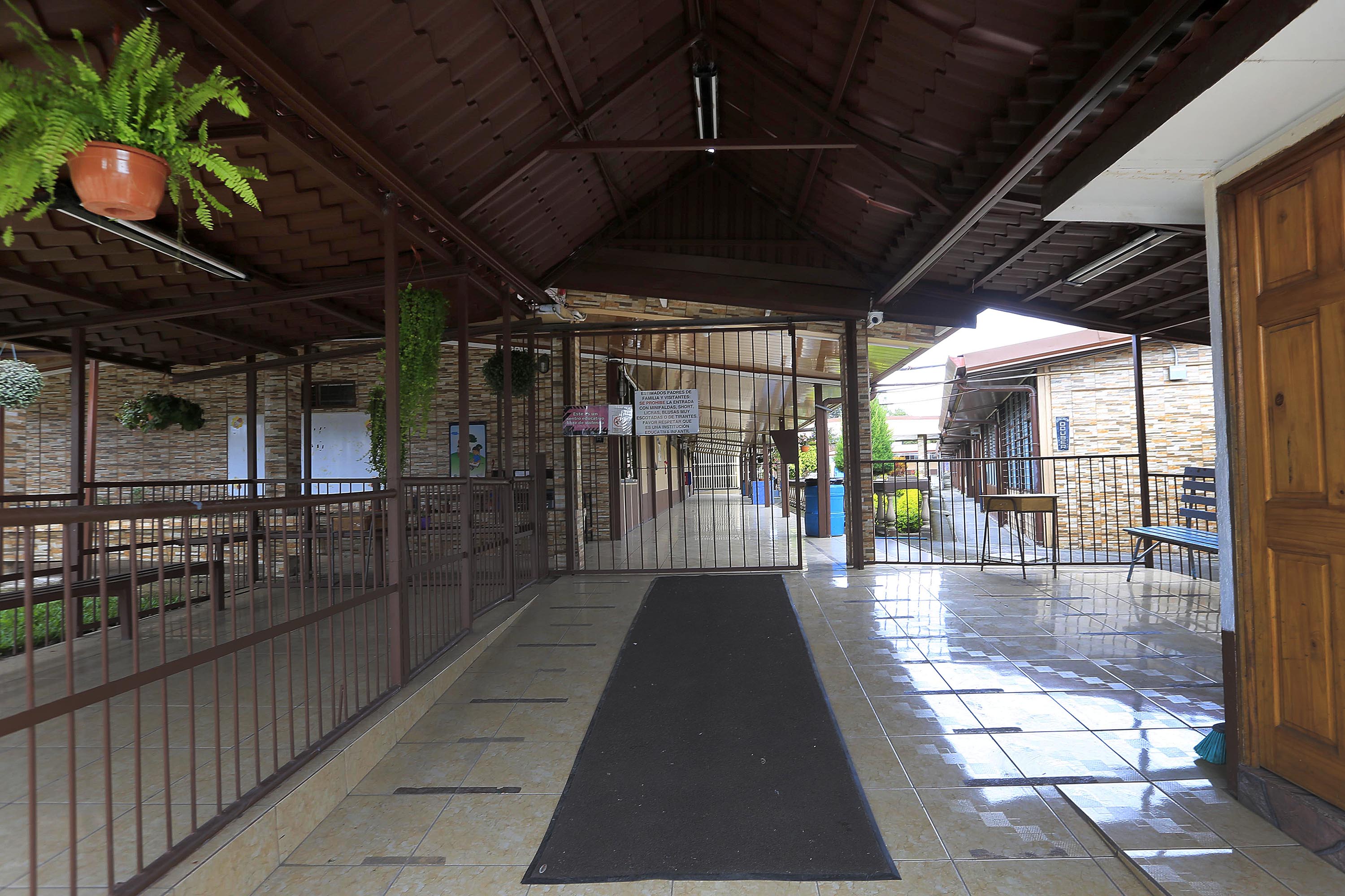 08/07/2020 Cartago. Las escuelas y colegios del país están cerrados desde el 16 de marzo como medida para evitar la propagación de la covid-19. En la imagen, la Escuela República Francesa, en San Nicolás, Taras de Cartago. Foto: Rafael Pacheco