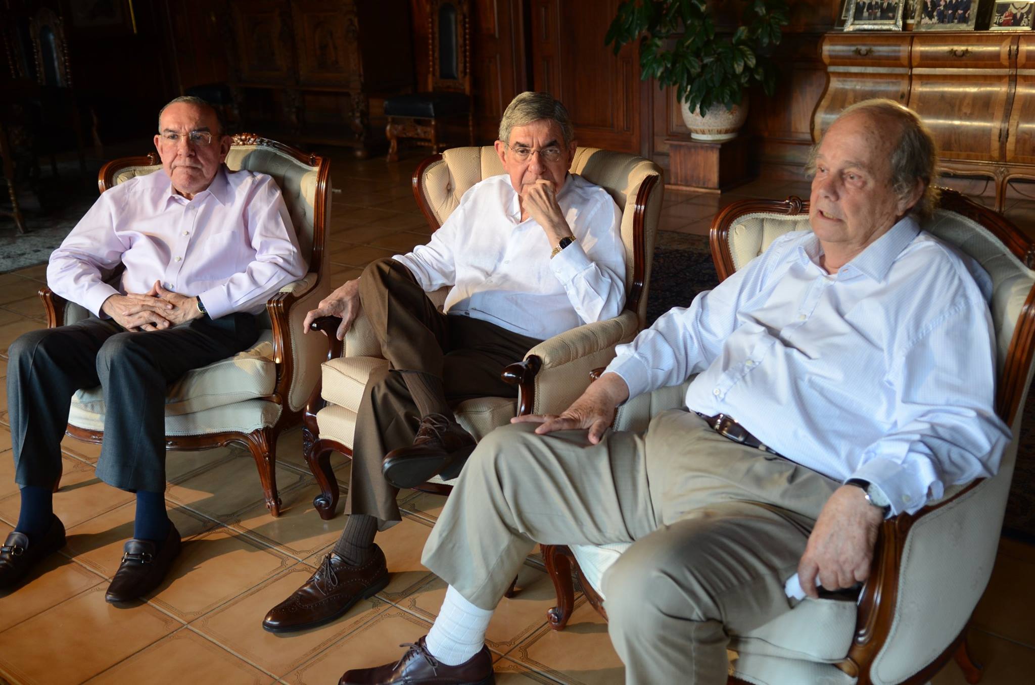 Imagen del año 2016, en la que Biehl (der. a izq.) participaba junto con los hermanos Óscar Arias y Rodrigo Arias, en una filmación con ocasión de los 30 años de la firma de los Acuerdos de Paz de Centroamérica. Foto: Fundación Arias
