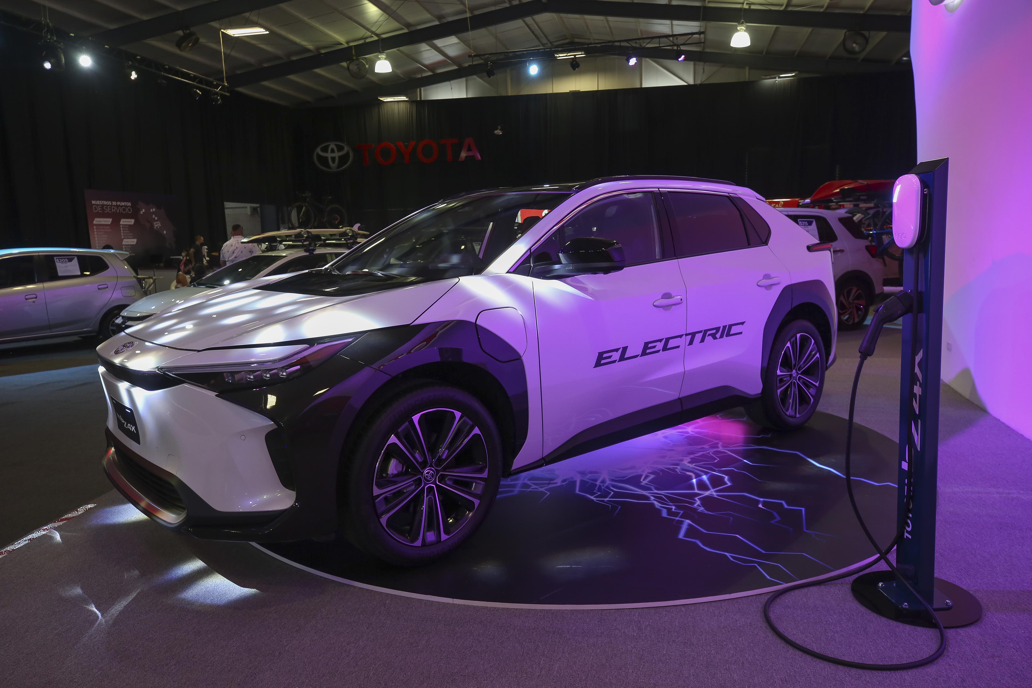 10/03/2022. Pedregal. Este jueves se inauguró la Expomóvil 2022, luego de dos años de no celebrarse vuelve con ofertas para todos los gustos en el Centro de Eventos Pedregal. En la foto, el nuevo auto eléctrico de Toyota bz4x en el stand de Toyota. Fotos: Mayela López