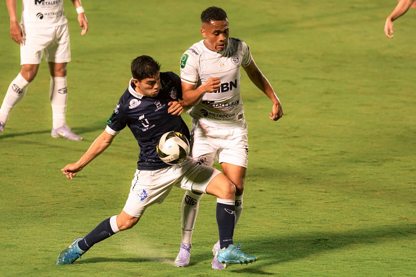Cartaginés y Sporting realizan un vibrante juego en el Fello Meza.