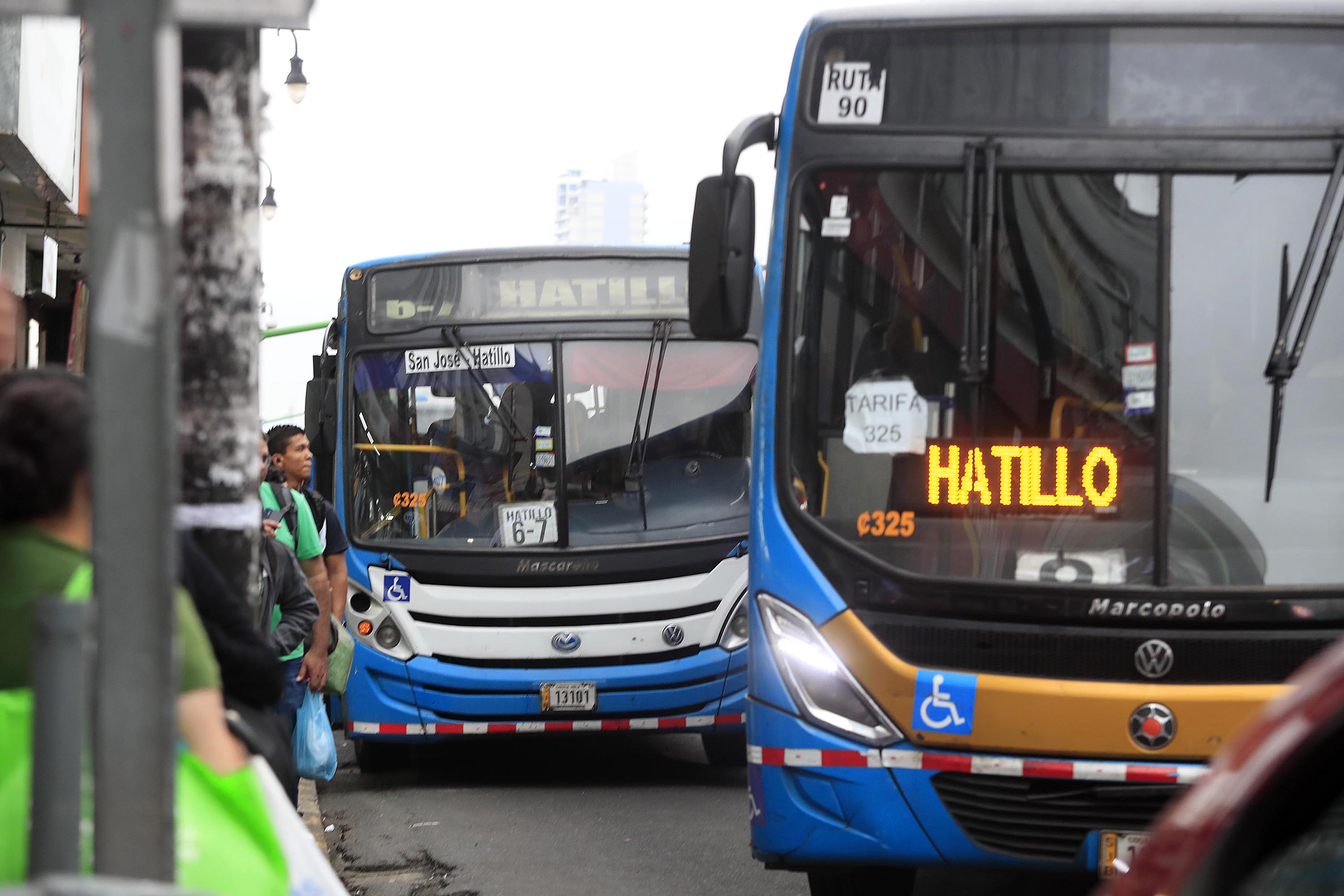 30/09/2022 San José. Recorrido por el centro de la capital para ver autobuses de algunas de las principales líneas que se estarían favoreciendo con proyecto de ley para elevar de 15 a 20 años la antigüedad de los buses de forma permanente, pese a que un criterio técnico del Consejo de Transporte Público (CTP) se había opuesto a esta medida. Buses de Hatillo, en Avenida Segunda.