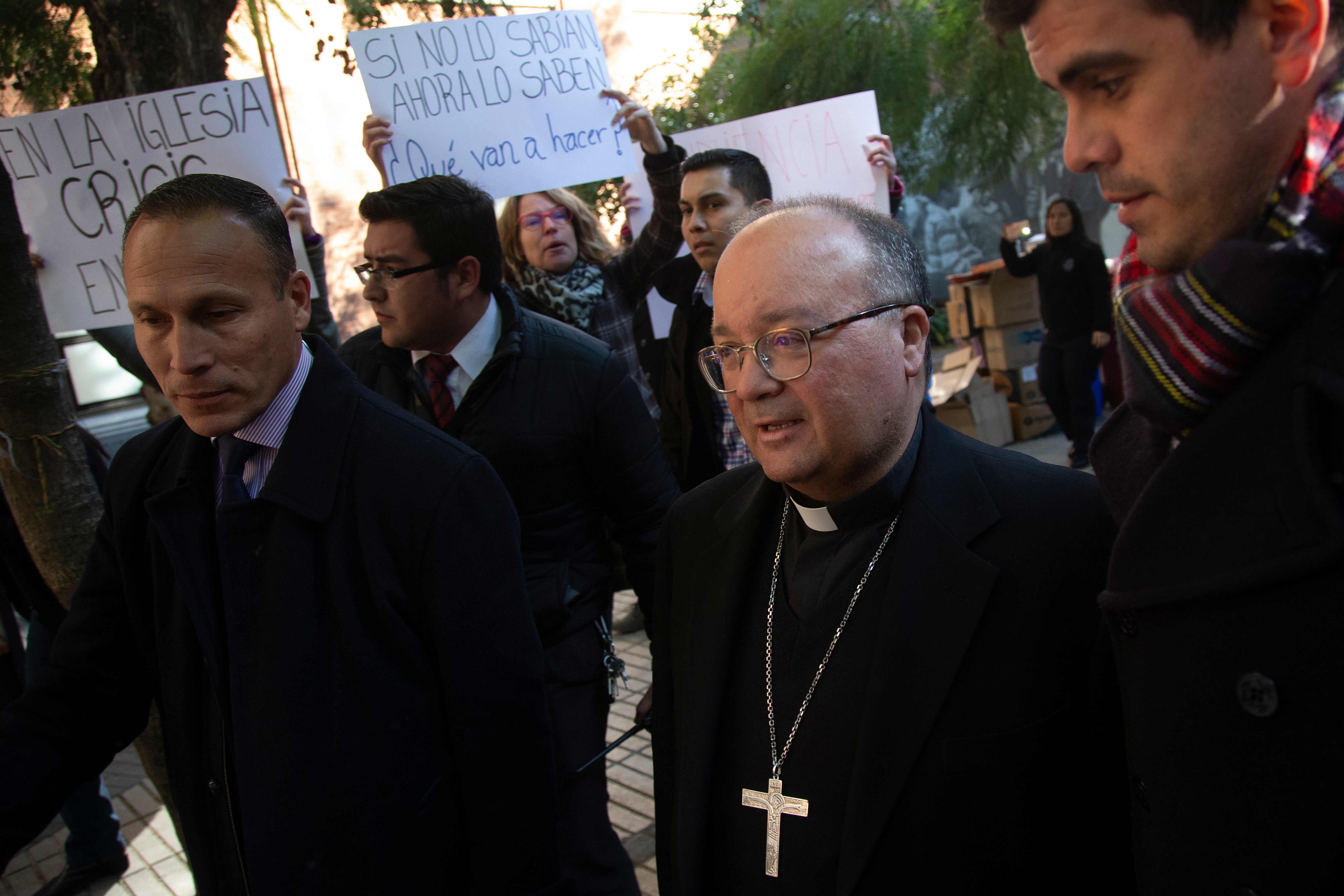 Justicia de Chile decomisa archivos de Iglesia por denuncias de abuso  sexual | La Nación