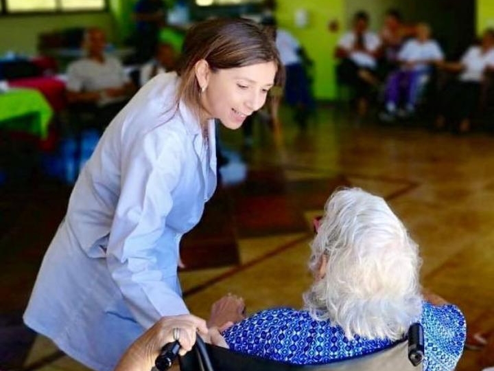 Doctora Kattia Hernández creó cadena en WhatsApp para que los adultos mayores reciban un mensaje de apoyo. Cortesía.