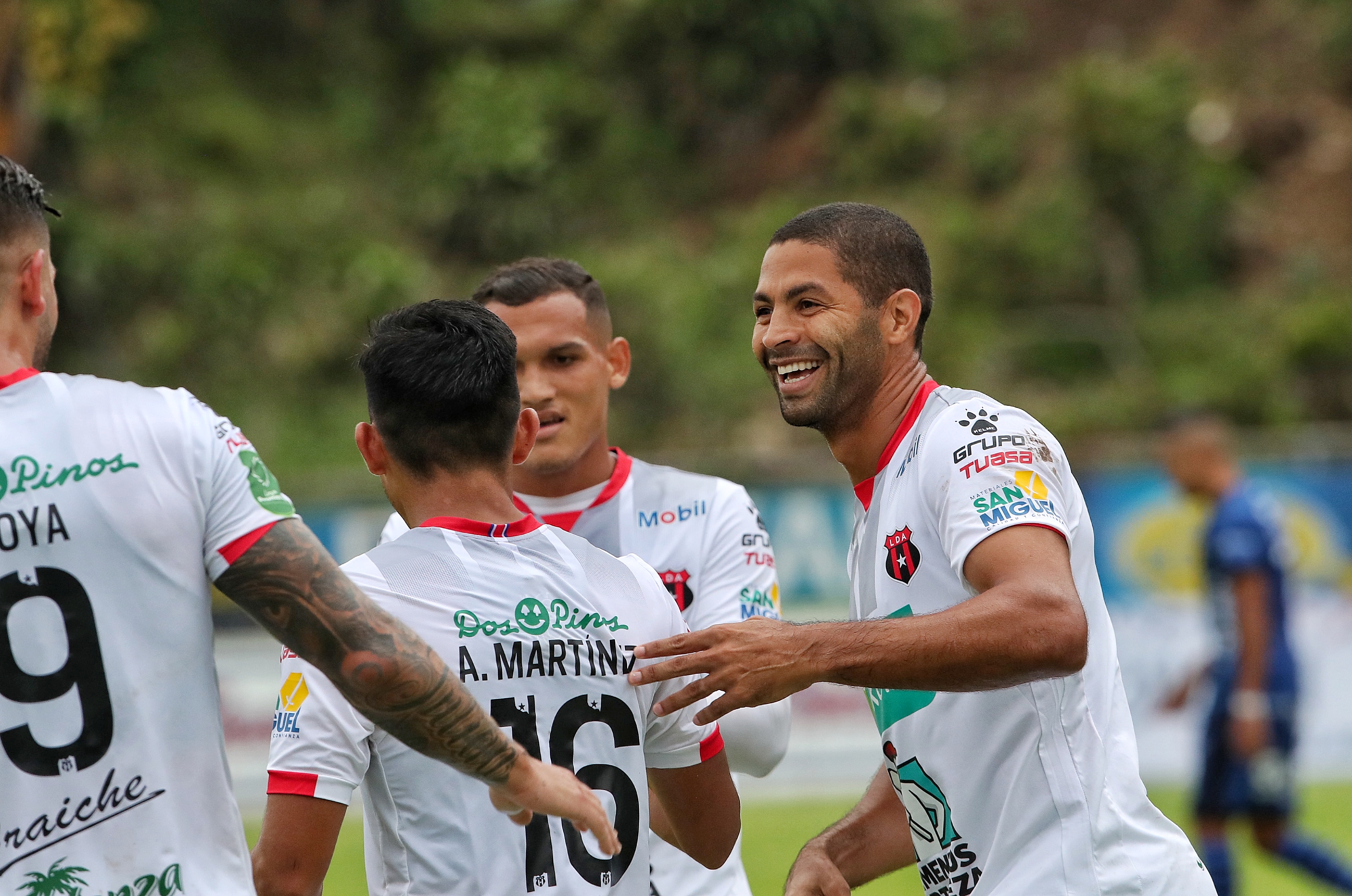 A la Liga le costó el partido en Grecia, pero al final, sonrió como Álvaro Saborío, al amarrar su tercera victoria en fila y mantener su liderato en el grupo A. Fotografía: John Durán