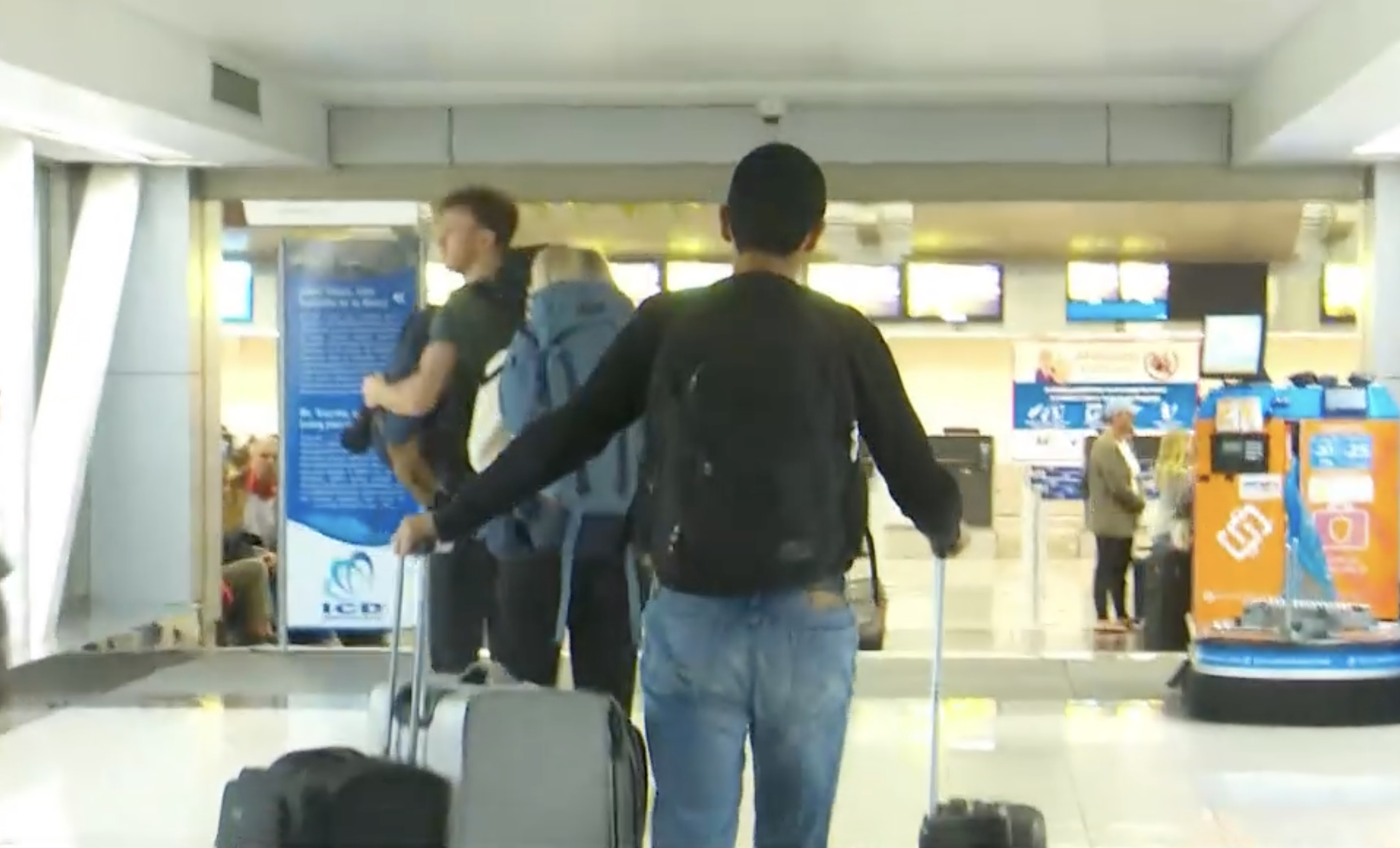 Ester viernes poco antes de las 6 a.m., el exministro Luis Amador ingresó al Aeropuerto Internacional Juan Santamaría para abandonar el país. El político declinó brindar declaraciones al noticiero Teletica que lo abordó a su llegada a la terminal. Fotografía: Cortesía Teletica.