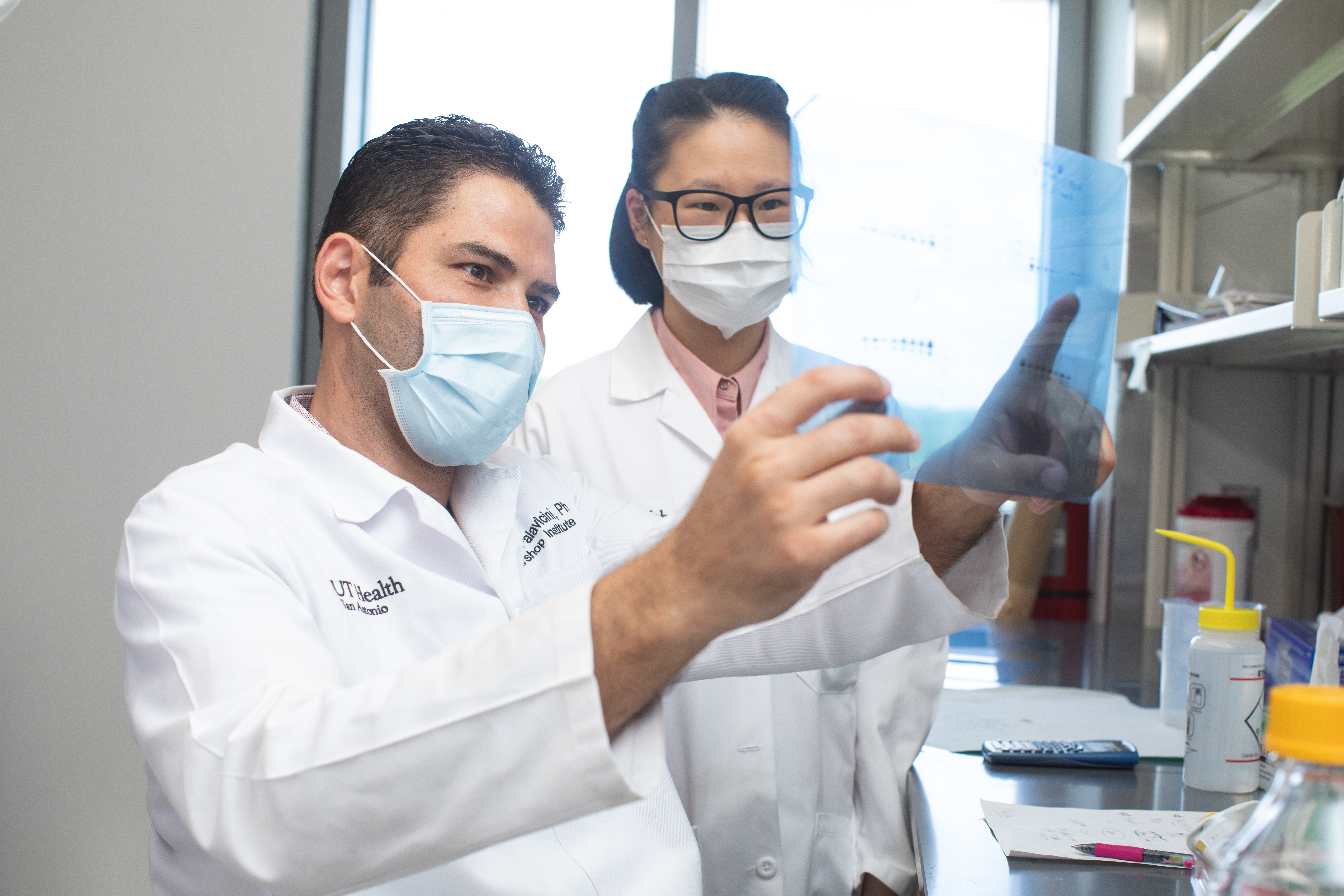 Los estudios de Palavicini buscan respuestas no en la glucosa, si no en los lípidos o grasas.
Fotografía: Universidad de Texas en San Antonio