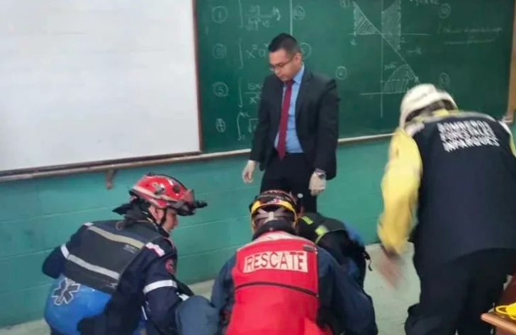 Profesor De Matem ticas Muri En Un Aula Mientras Aplicaba Un Examen profesor-de-matem-ticas-muri-en-un-aula-mientras-aplicaba-un-examen