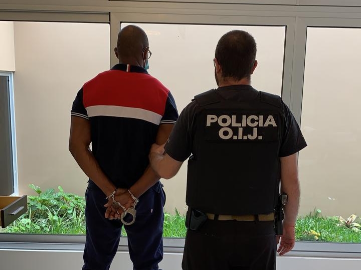 El OIJ decomisó dinero en efectivo y otras evidencias durante 40 allanamientos a propiedades pertenecientes a una banda narco que enviaba droga a Europa en contenedores. Foto: OIJ para LN