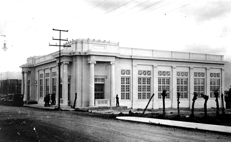 La Escuela de Derecho en el “barrio de la Universidad”, vista desde el norte en 1928. Diseñado por los arquitectos costarricenses José Francisco Salazar y Teodorico Quirós. Fotografía de Manuel Gómez Miralles.