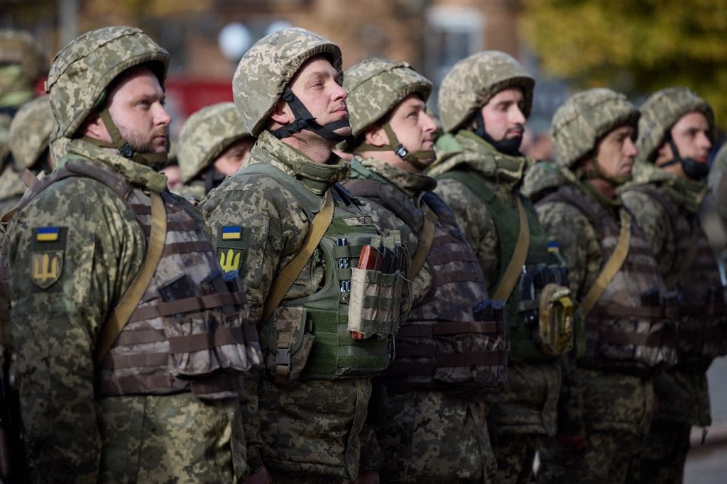 This handout photograph taken and released by Ukrainian Presidential press service on November 14, 2022, shows Ukrainian servicemen standing in attention during Ukrainian President Volodymyr Zelensky's visit to the newly liberated city of Kherson, following the retreat of Russian forces from the strategic hub. (Photo by Handout / UKRAINIAN PRESIDENTIAL PRESS SERVICE / AFP) / RESTRICTED TO EDITORIAL USE - MANDATORY CREDIT "AFP PHOTO / HO - UKRAINIAN PRESIDENTIAL PRESS SERVICE" - NO MARKETING NO ADVERTISING CAMPAIGNS - DISTRIBUTED AS A SERVICE TO CLIENTS