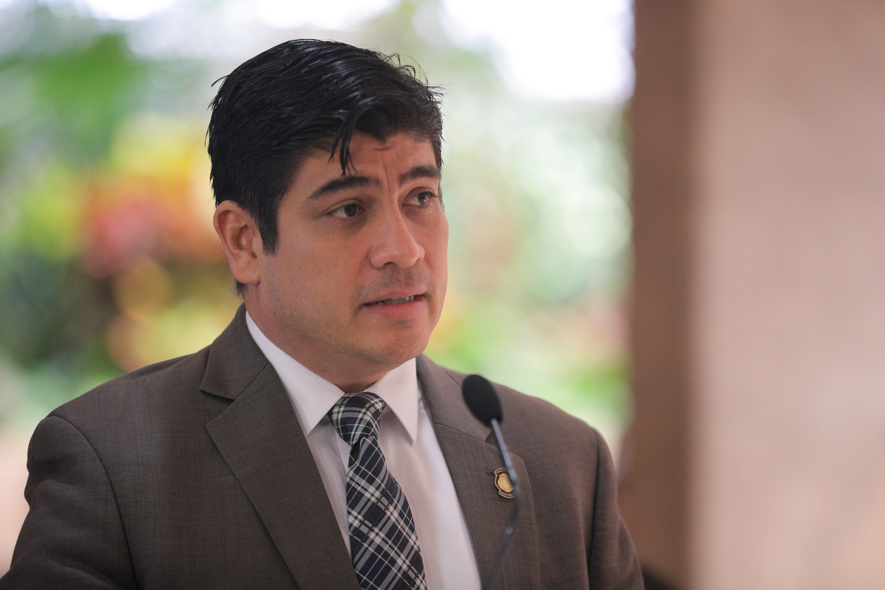 27/6/2018. Zapote, Casa Presidencial. Conferencia de prensa, MOPT y BCR acuerdan plan para ampliar via entre La Sabana y San Ramon. En la conferencia estuvo presente el presidente de la Republica, Carlos Alvarado (en la foto); Rodolfo Méndez Mata, ministro del MOPT; Douglas Soto, gerente general del Banco de Costa Rica; Hadda Muñoz, ingeniera del BCR y diputados de Alajuela. Foto Jeffrey Zamora
