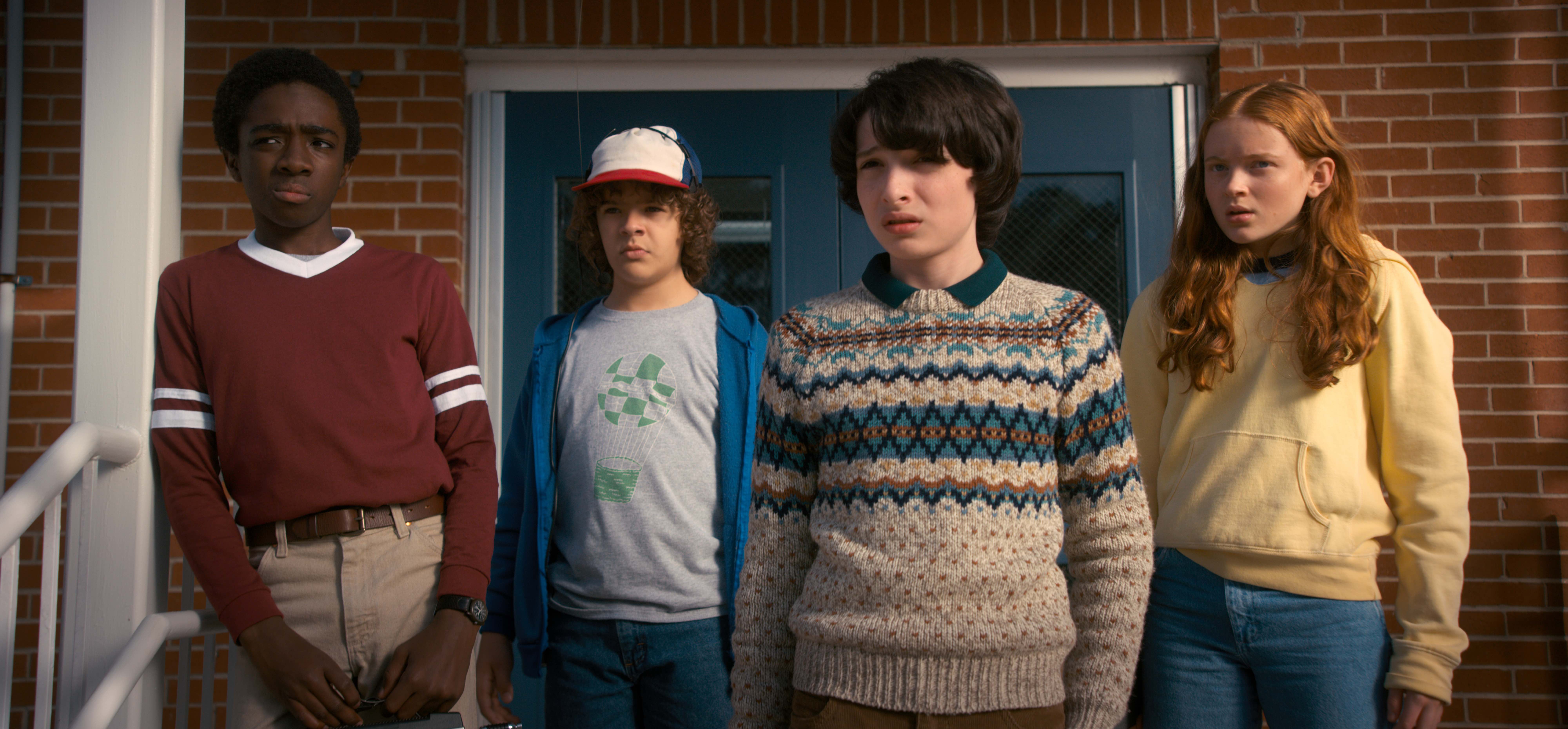 Stranger Things regresará con su mismo elenco y unas nuevas adiciones. Sadie Sink (derecha) interpretará a una niña nueva en la escuela, Max.