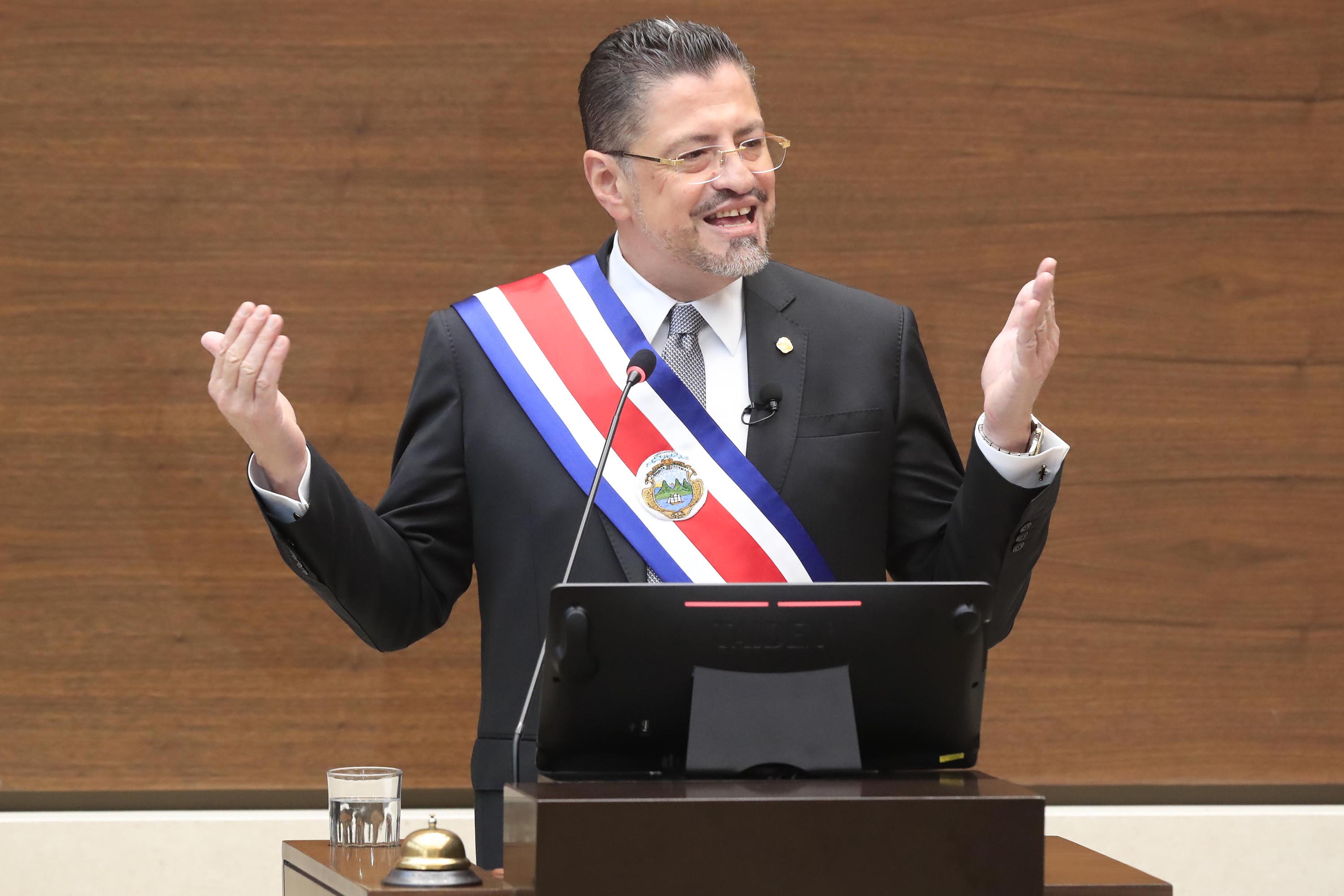 08/05/2022 Asamblea Legislativa. Traspaso de poderes. Rodrigo Chaves Robles asumió como presidente de la República. El diputado y presidente de la Asamblea Legislativa, Rodrigo Arias Sánchez, le colocó banda presidencial, a las 10:30 a.m.