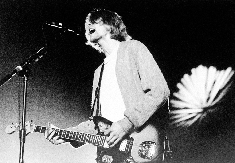 Después de Nevermind , Kurt Cobain se volvió un rockstar . Él y sus compañeros publicaron In Utero (1993) y Cobain se suicidó en 1994. AP