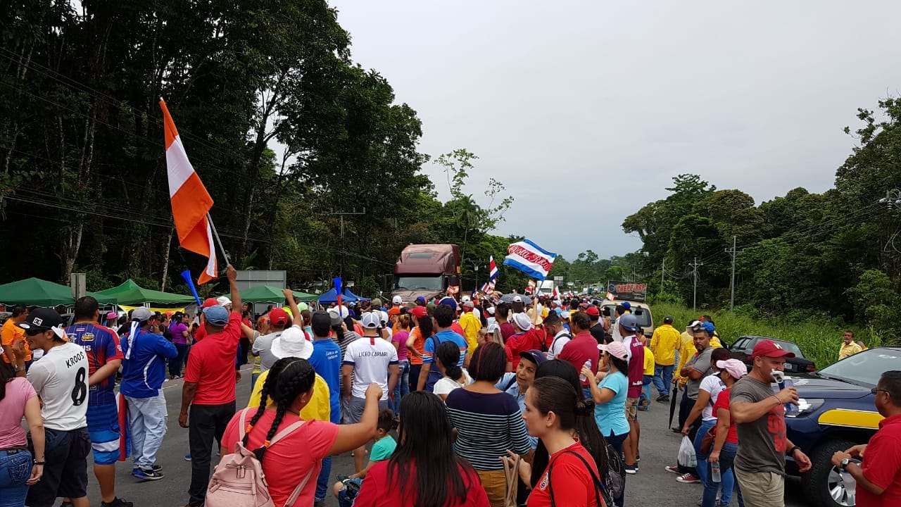 De nuevo, manifestantes impiden el paso por la carretera a Limón en el sector del río Danta, en Pococí. Este jueves, se sumaron funcionarios del Poder Judicial. Fotografía: Reiner Montero