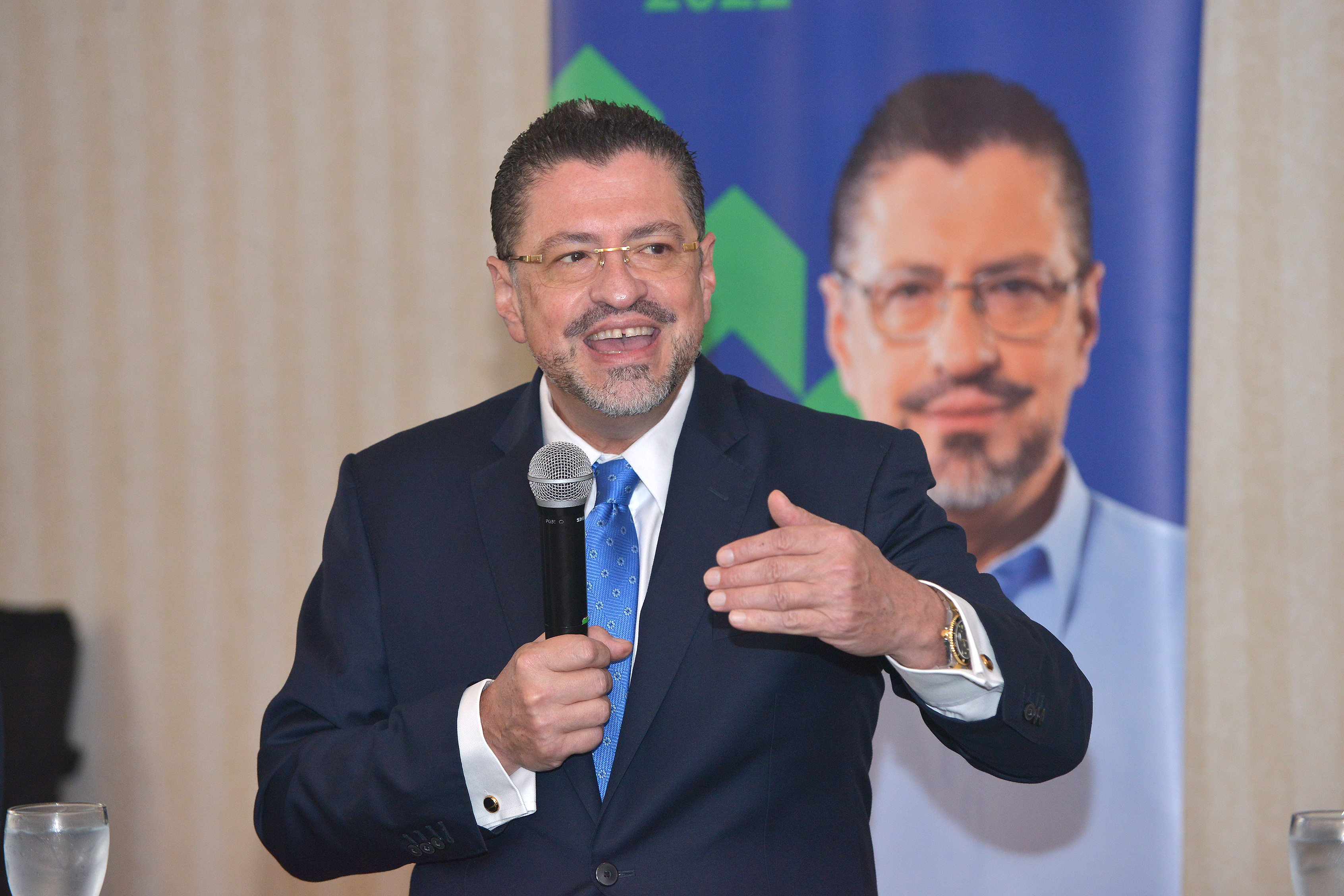 19 de octubre del 2021. Barrio La California, San José. Conferencia de prensa del Partido Progreso Social Democrático cuyo candidato a la presidencia de la República es el economista y exministro de Hacienda Rodrigo Chaves. La conferencia contó con la presencia de la periodista y candidata a diputada por San José Pilar Cisneros. En la foto: El candidato presidencial, Rodrigo Chaves, presentó evidencia que lo exonera de acoso sexual. Foto: Alber Marín para la Nación.