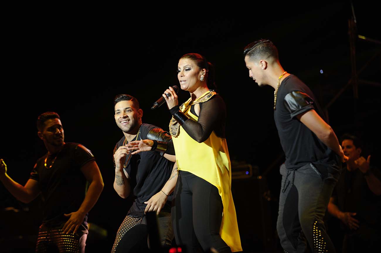 Olga Tañón enciende al público con una buena dosis de baile junto a su grupo coreográfico.