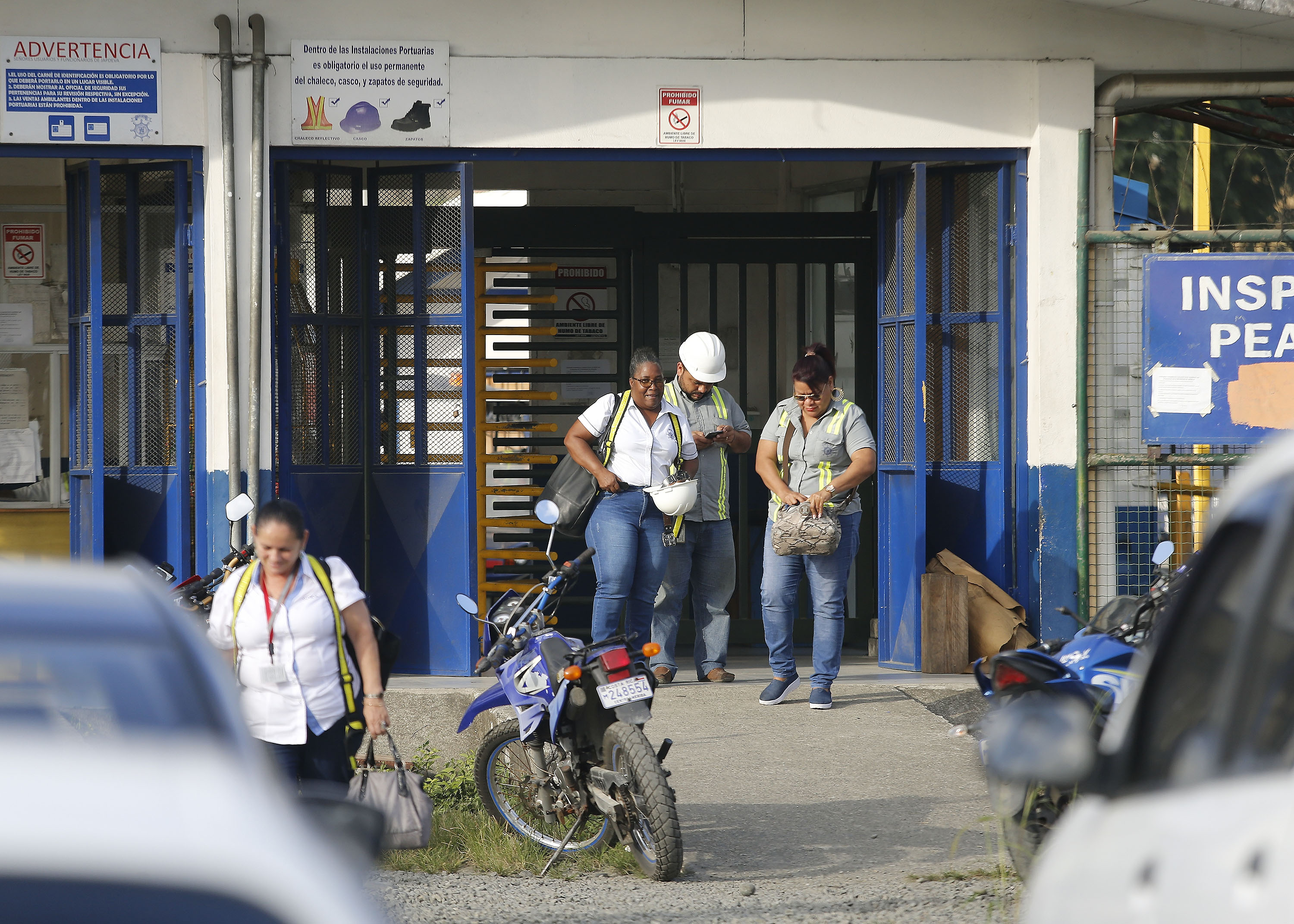 29/01/2019. Provincia de Limón. Ante la apertura de operaciones de APMTerminals y el cierre de algunas negocios de la compañia Dole en la provincia de Limón se realizó un reportaje sobre el aumento del desempleo. En la foto: Trabajadores del muelle de Moín finalizan sus turnos de trabajo y son transladados en un microbus. Foto: Albert Marín.