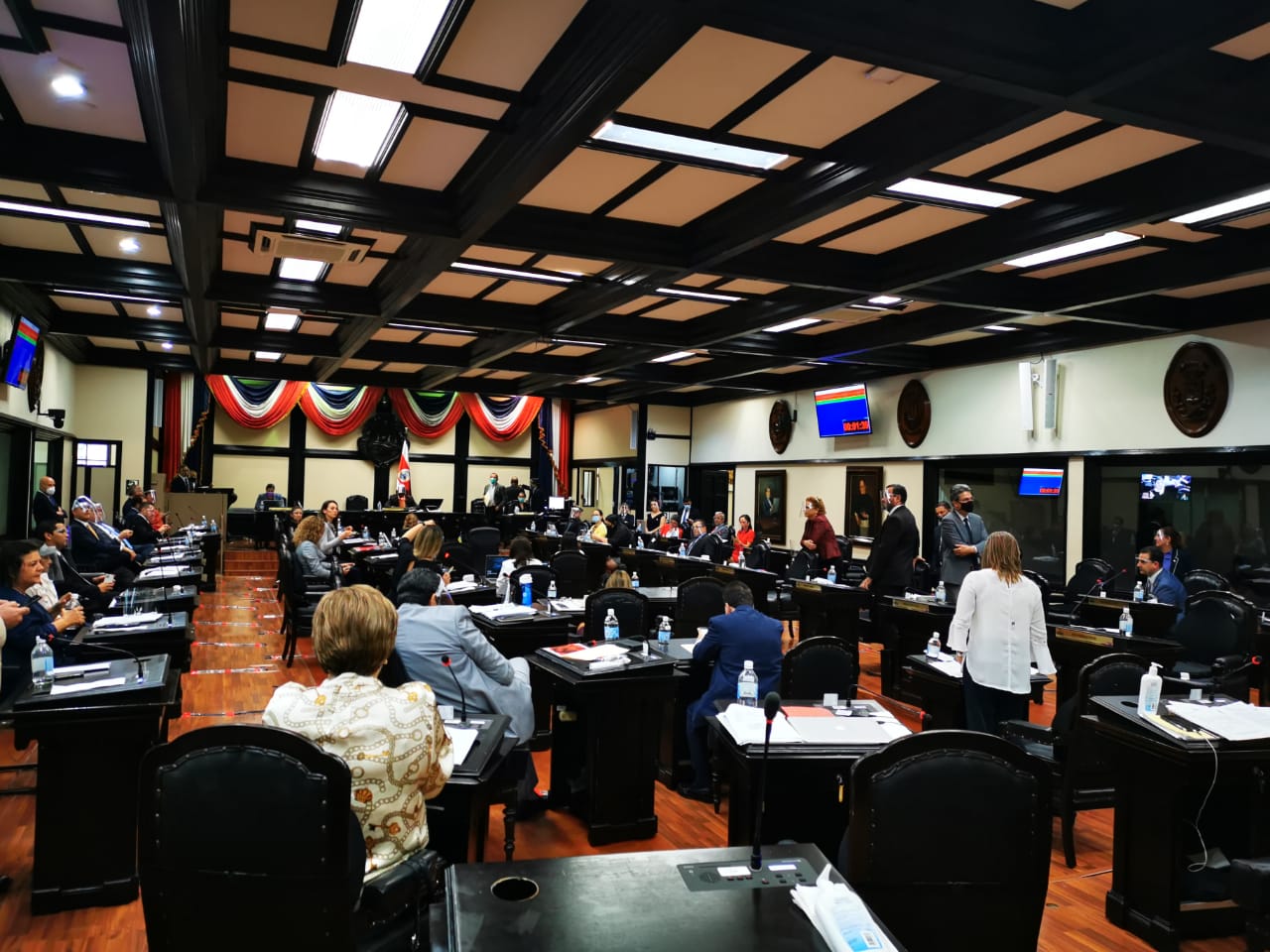 En una jornada de casi ocho horas, los diputados apenas negociaron y tramitaron cerca de nueve mociones de fondo al Segundo Presupuesto Extraordinario del 2020. Foto: Cortesía de Carmen Chan para LN.