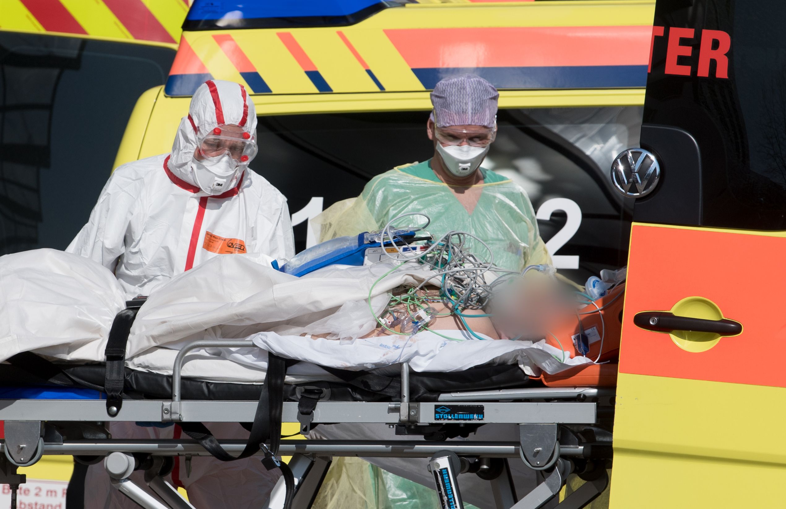 An Italian Covid-19, Corona patient arrives at the Helios hospital in Leipzig on March 25, 2020. - Hospitals in the German state of Saxony will take on at least six Italian coronavirus patients who are unable to receive treatment in their own country (Photo by Hendrik Schmidt / POOL / AFP)