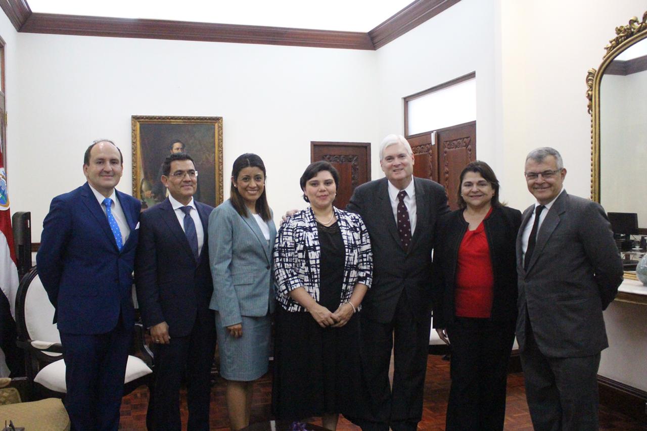 El canciller Manuel Ventura juramentó este miércoles a los directores. De izquierda a derecha: Edwin Arias, Istvan Alfaro, Samy Araya, Paola Porras, Ventura, Rita Hernández y Jorge Sáenz. Foto: Cortesía de la Cancillería.