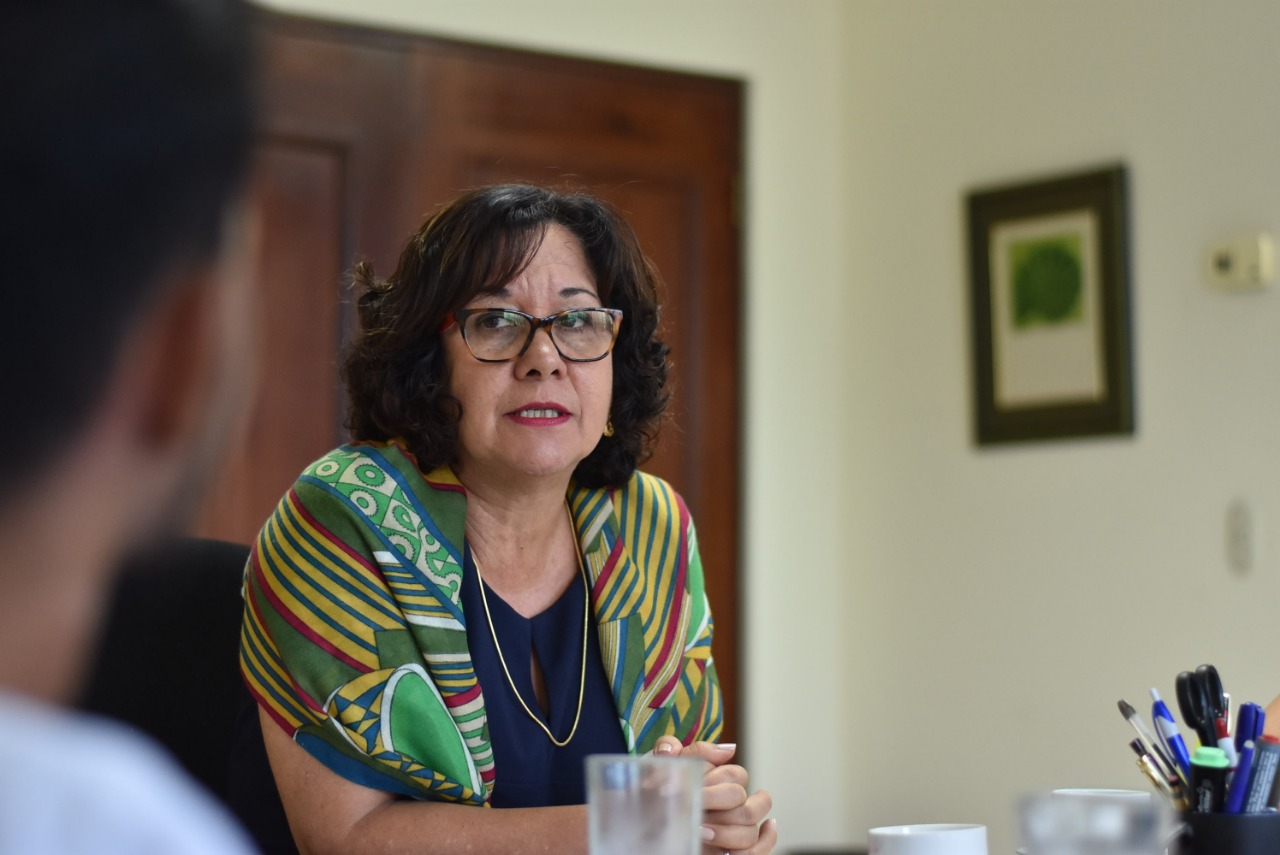 Ministra de Educación, Guiselle Cruz, durante la reunión con alumnos que amenazan con protestas.