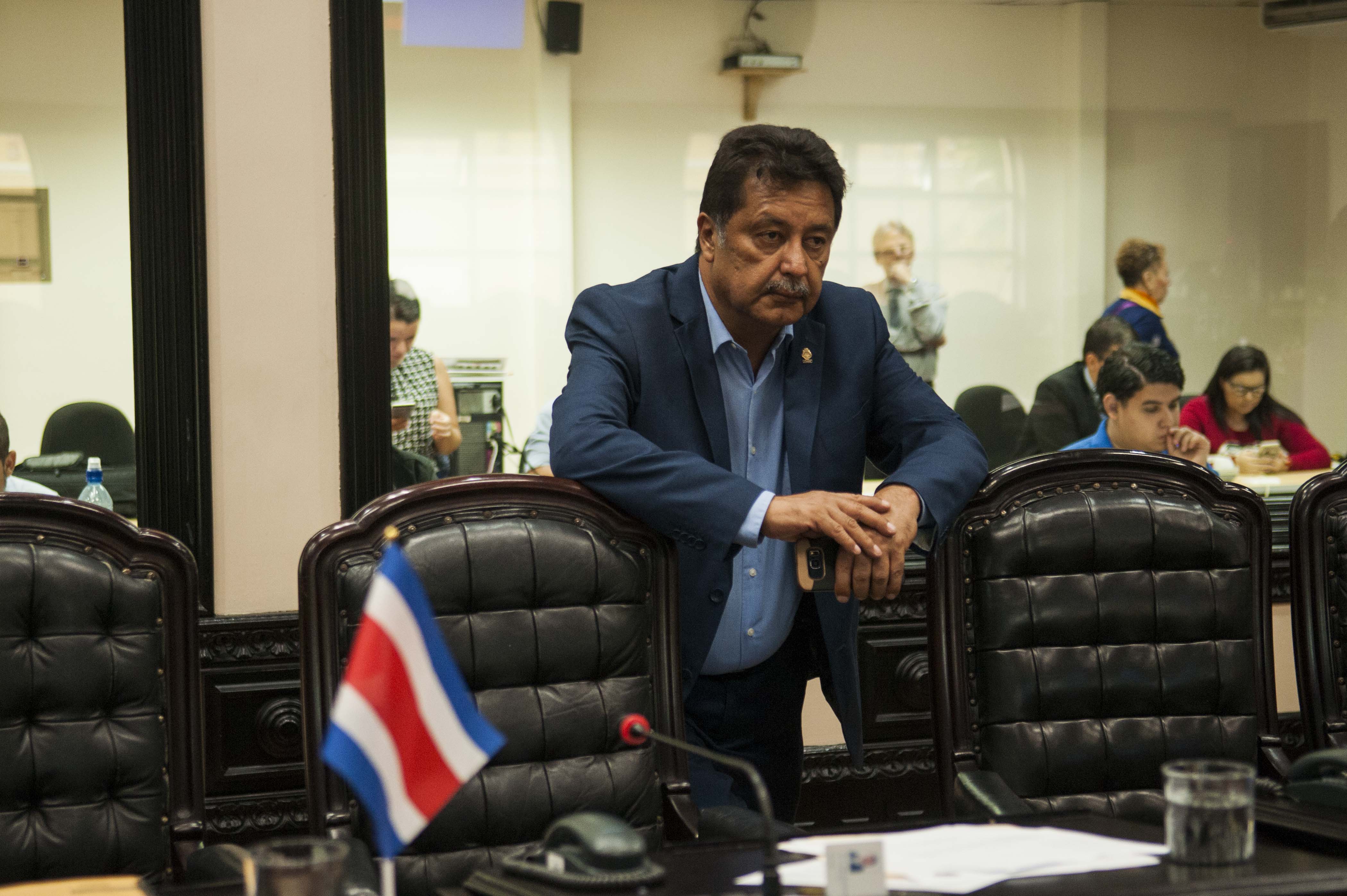 El diputado Víctor Morales Zapata, del PAC, presentó una moción para investigar una cita entre medios y el PLN, porque dice que no es común ese tipo de encuentros.