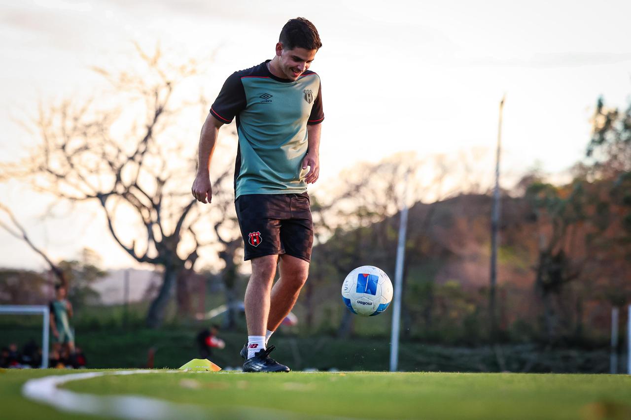 Andrés Ramírez jugaba en el mismo puesto de su papá, Óscar Ramírez. Hoy trabajan juntos en Liga Deportiva Alajuelense.