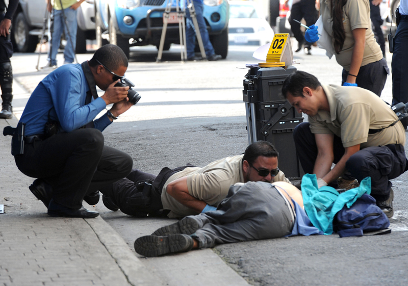 Agentes judiciales cerraron media cuadra a un costado del antiguo cine Líbano, en San José, para realizar el levantamiento del cuerpo. | GESLINE ANRANGO