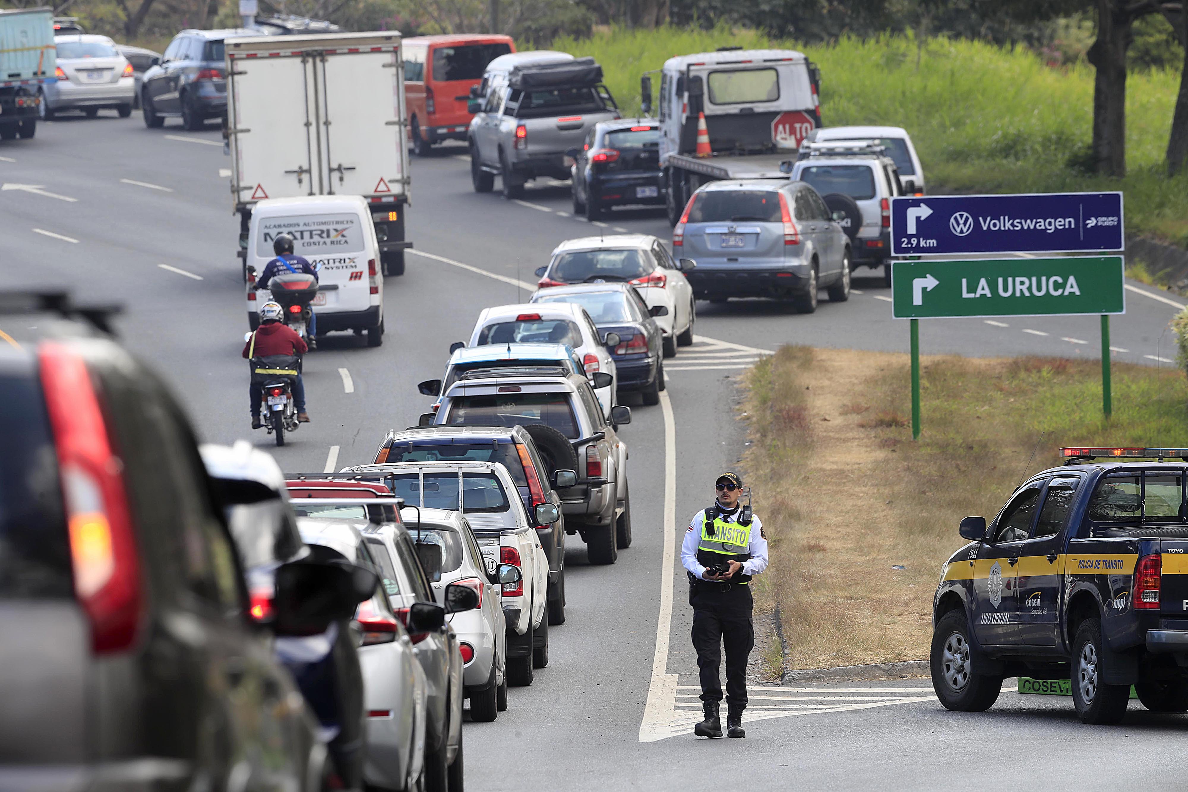 Cifras oficiales del MOPT y sus propias autoridades confirman tal escasez de oficiales en las vías que, según sus estimaciones, faltarían al menos otros 400 para lidiar con la flotilla vehicular del país. Fotografía: