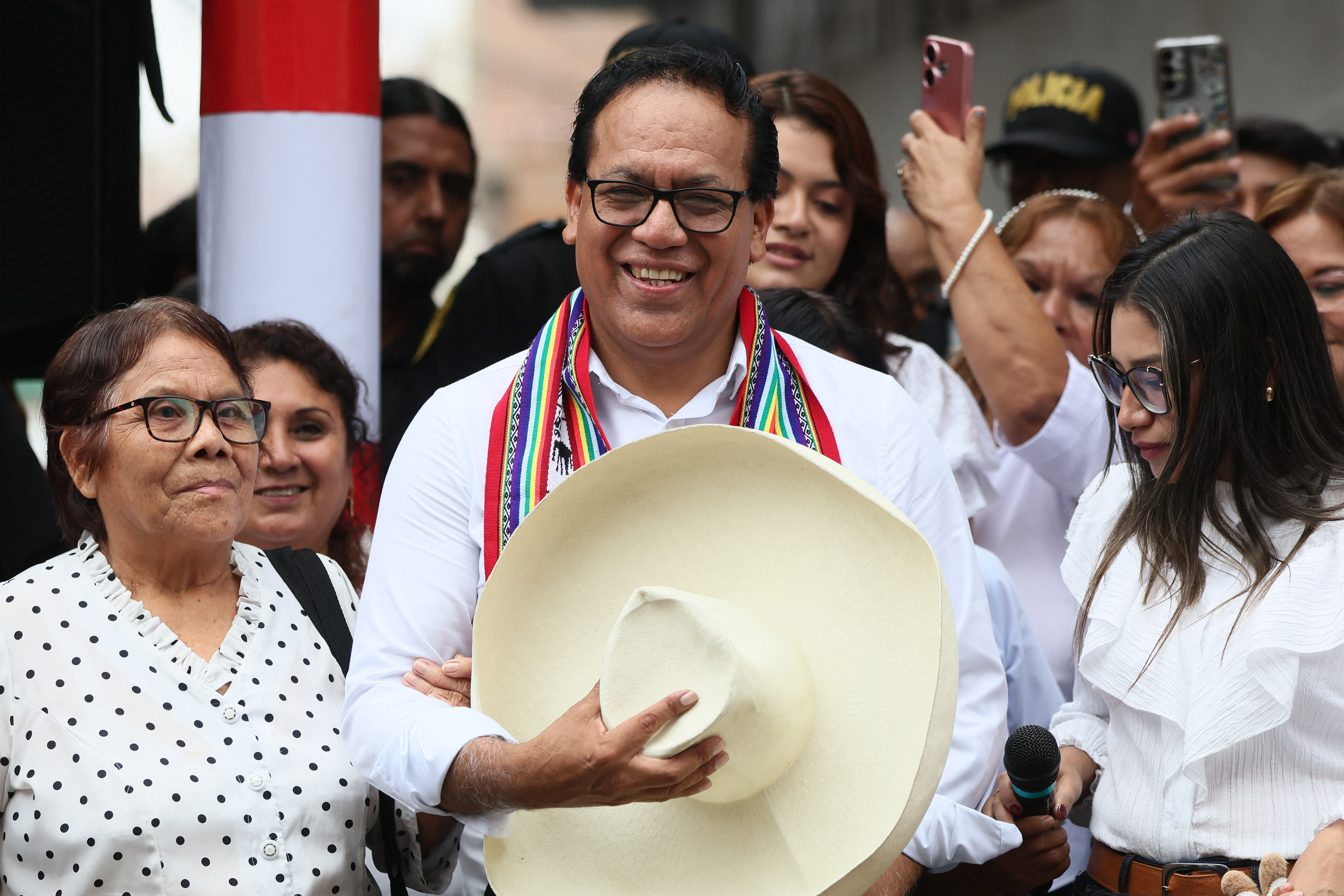 El candidato presidencial peruano Roberto Sánchez, del partido Juntos por el Perú, gesticula junto a su esposa Claudia Pinazzo (derecha) y su madre tras un desayuno electoral en Huaral, departamento de Lima, Perú, el 7 de junio de 2026. Los peruanos elegirán a su noveno presidente en 10 años en una reñida segunda vuelta entre la conservadora Keiko Fujimori y el izquierdista Roberto Sánchez, quienes intentan ganarse el voto de personas hartas del caos político y el aumento de la delincuencia.