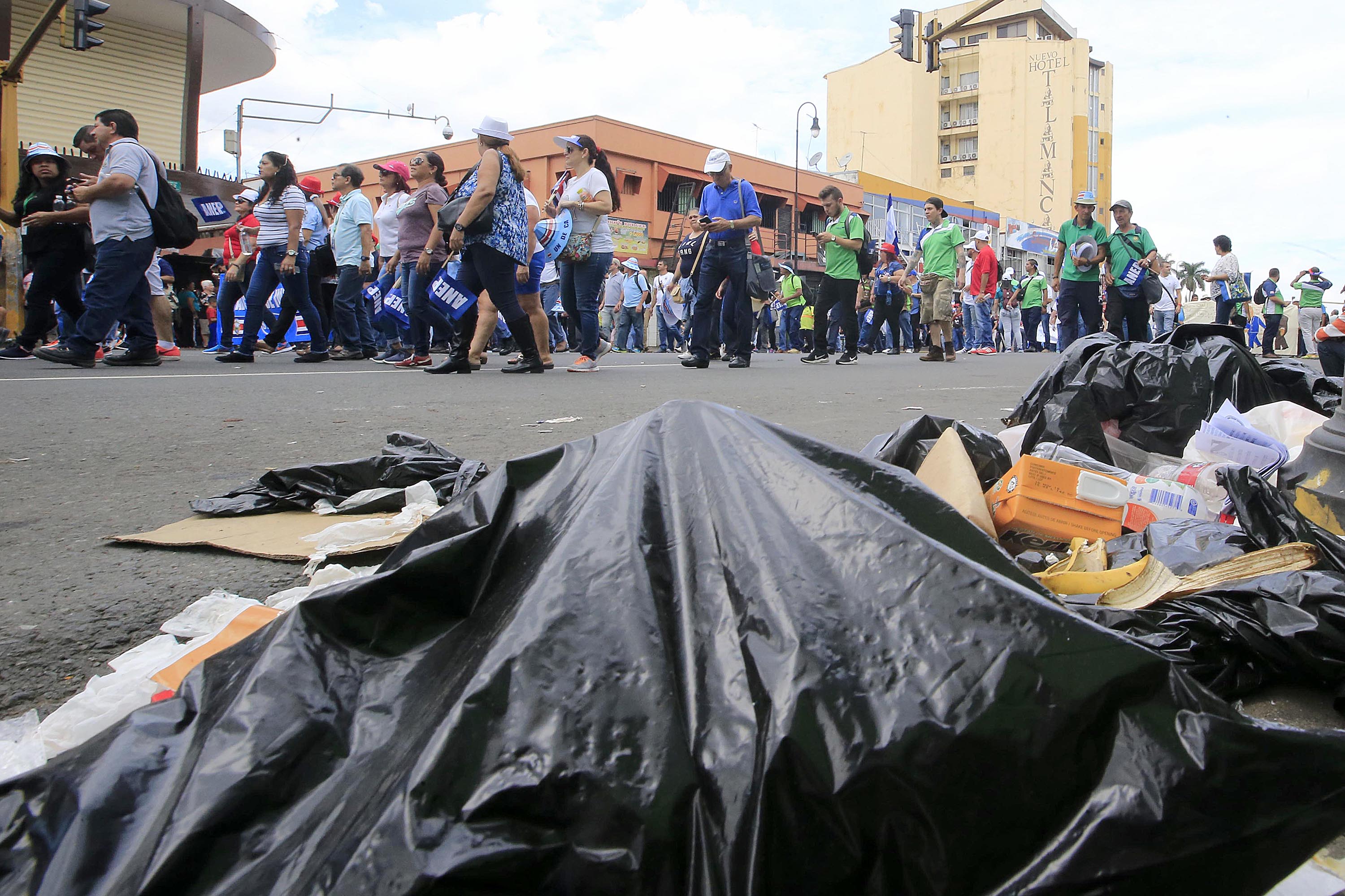10/09/2018 San José de huelga. Empleados de diversos sindicatos marcharon desde la estatua de León Cortés, por el Paseo Colón y Avenida Segunda, hasta la Asamblea Legislativa. En muchos puntos de la capital se acumuló la basura que no recogieron los empelados municipales. Foto: Rafael Pacheco