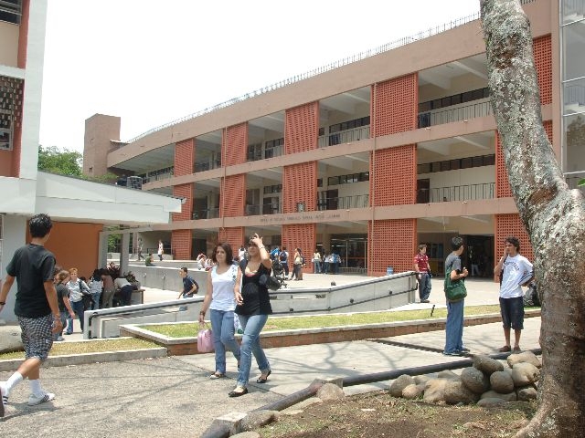 7-abril-08 10:00am Adriana Ovares
Revista Proa, crnica del Pretil en UCR, cambios en la infraestructura, las esculturas que lo adornan, el mural y los nuevos estudiantes.