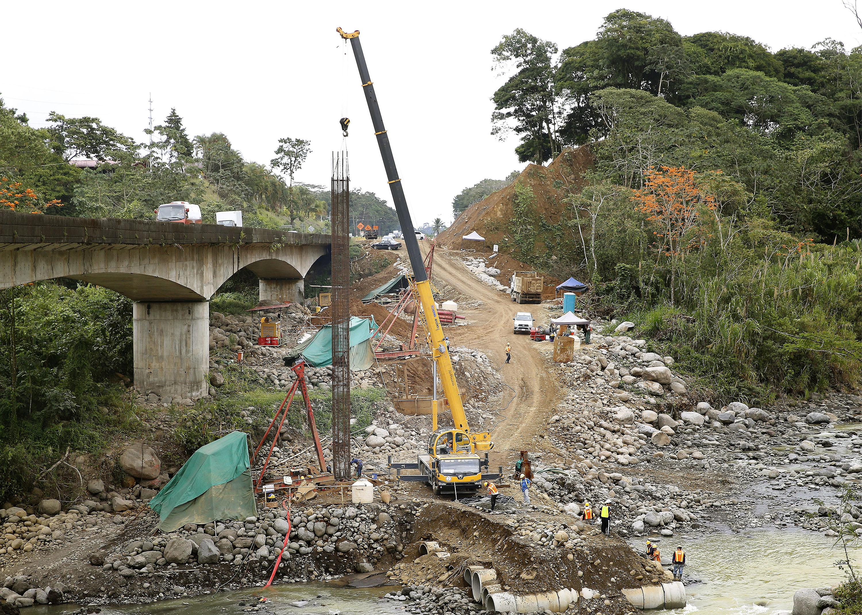 30/01/2019. Ruta 32. La empresa constructora china Chec realiza trabajos de ampliación de la ruta 32 San José-Limón. En la foto: Bajo el puente del río Toro Amarillo en Guápiles los trabajadores realizan labores de entubado de una parte del caudal del río. Foto: Albert Marín.