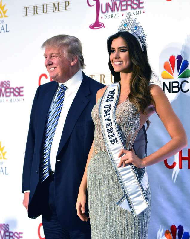 Pasaron 57 años para que una colombiana lograra de nuevo el título de Miss Universo. La primera fue Luz Marina Zuluaga, en 1958. En la imagen Donald Trump junto a la nueva reina. EFE.