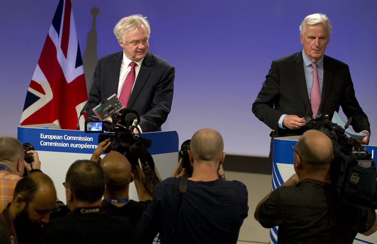 El jefe de la UE para la negociación del 'brexit', Michel Barnier (derecha), y el secretario británico encargado del asunto, David Davis, se aprestaban este lunes a ofrecer una rueda de prensa en Bruselas.