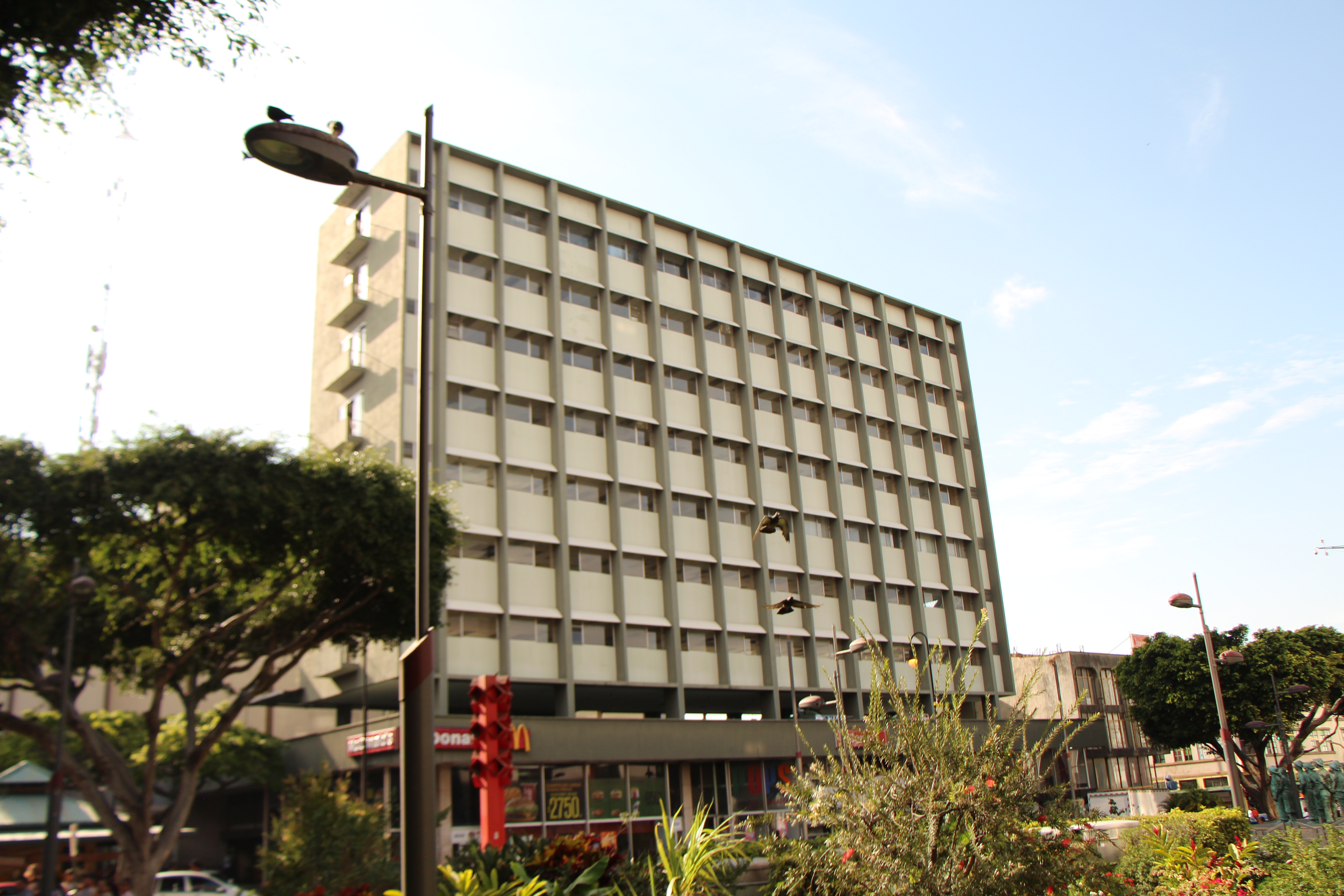 El edificio Plaza de la Artillería se construyó en 1971 y tiene un total de 10 pisos.