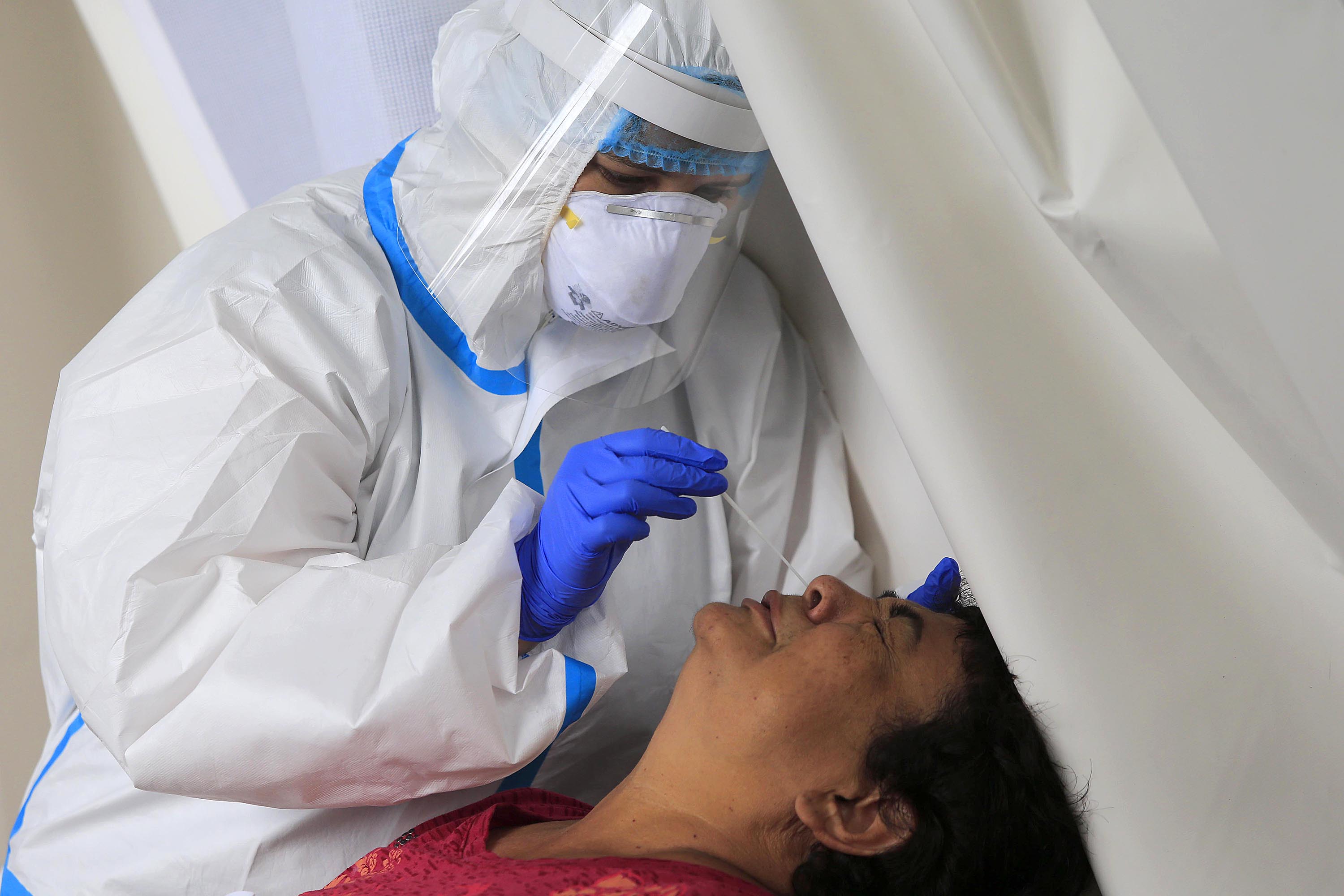 06/07/2020 Alajuelita. Este lunes inició el testeo masivo por covid-19 en el cantón de Alajuelita. La Sede Area de Salud fue uno de los cinco lugares habilitados para realizar la prueba. La doctora María Fernanda Ulate, encargada de realizar las pruebas, aquí toma le realiza el procedimiento a Jacqueline de los Angeles Mairena. Foto: Rafael Pacheco