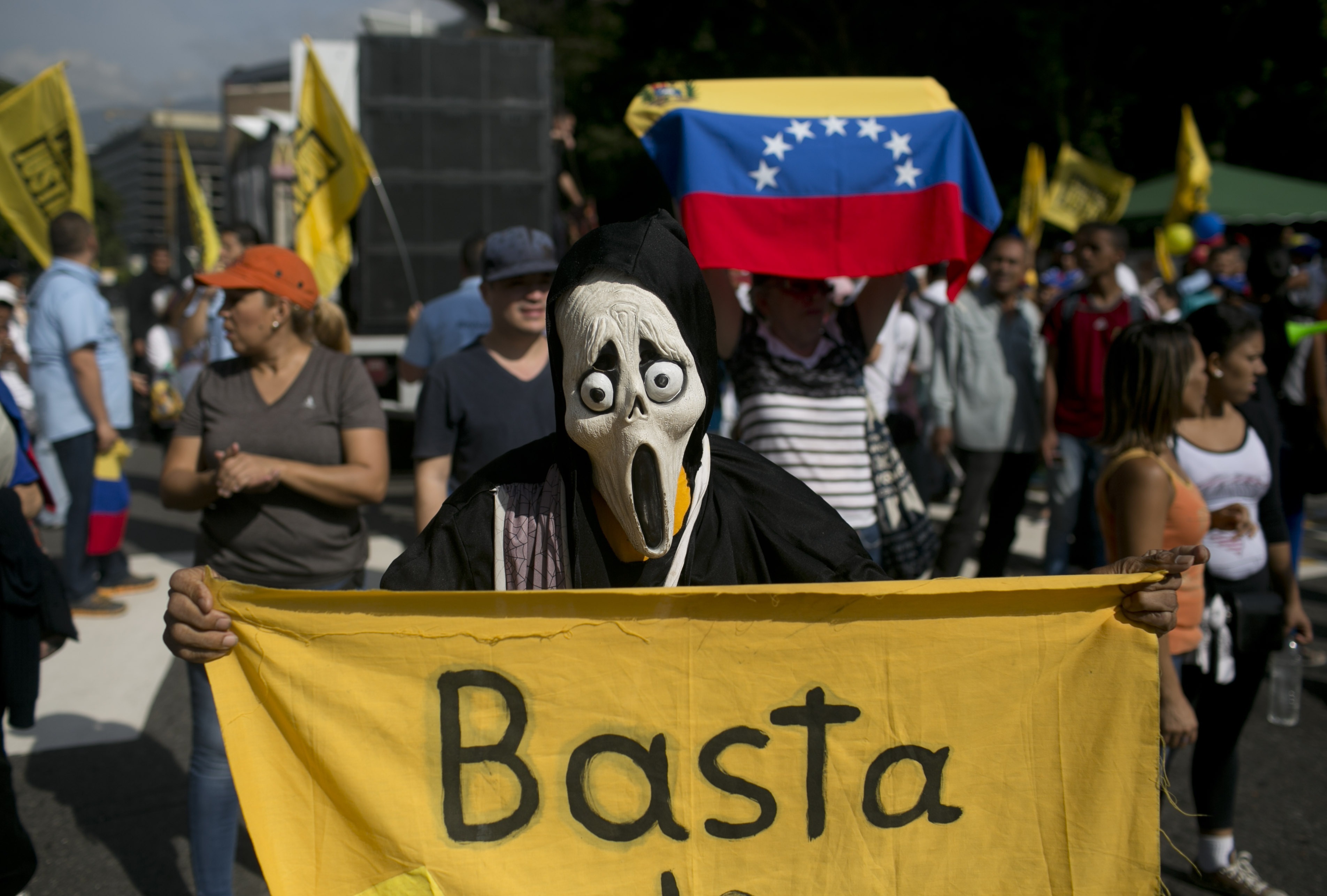 Un manifestante con máscara y pancarta participa en la protesta contra el presidente Nicolás Maduro este miércoles en Caracas.