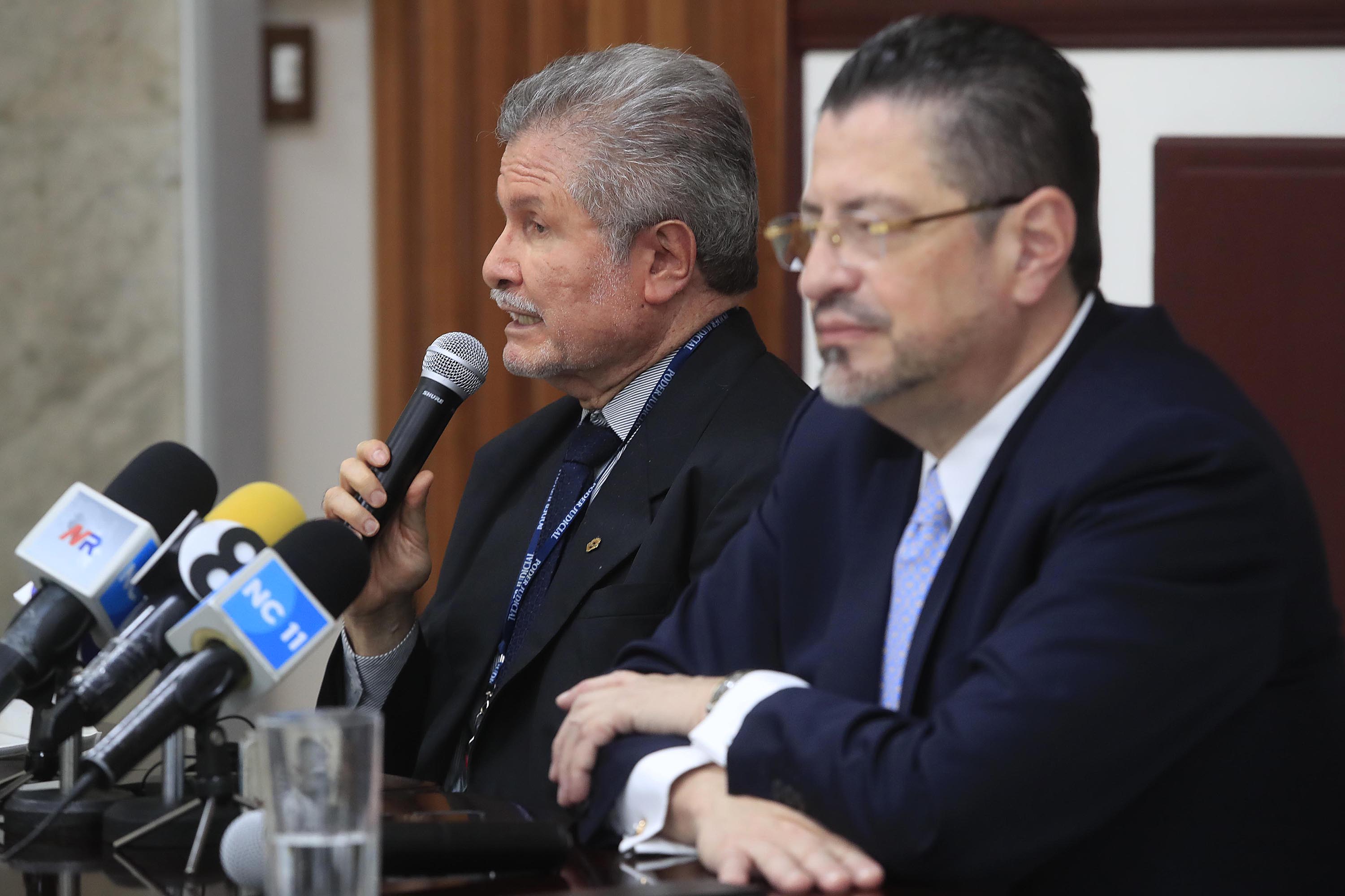 El presidente de la República, Rodrigo Chaves, y Fernando Cruz, en una reunión en 2022, cuando el magistrado era presidente de la Corte.