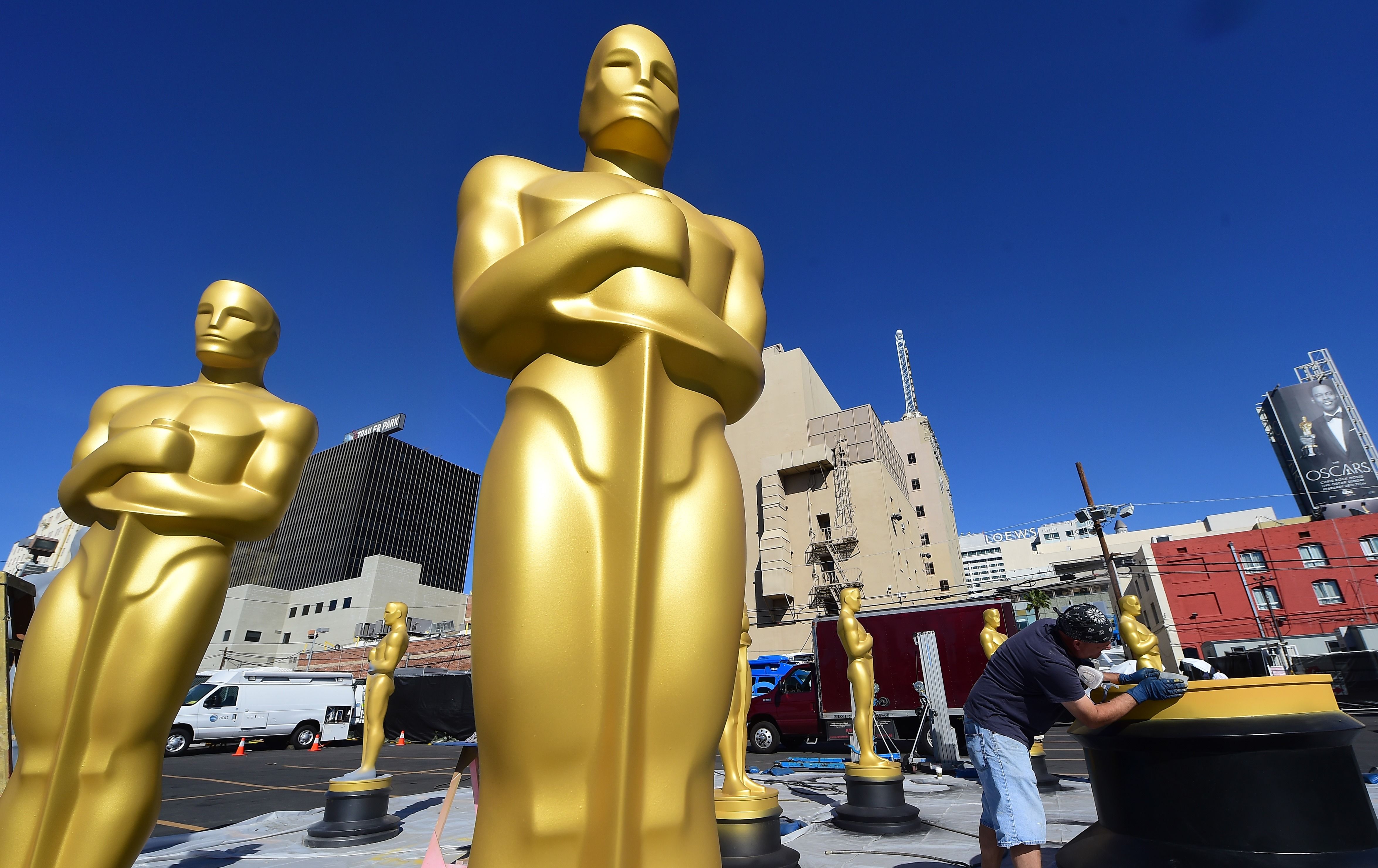 Imagen de varias estatuas de tamaño gigante de la estatuilla de los premios Óscar.