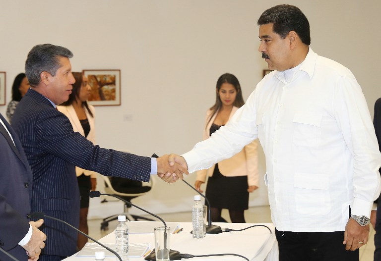 Handout picture released by the Venezuelan Presidency showing Venezuela's President Nicolas Maduro (R), shaking hands with the Governor of Lara state Henry Falcon, before a meeting between Venezuela's government and opposition leaders for Vatican-backed talks, in a bid to settle the country's deepening political crisis, in Caracas on October 30, 2016.
It will be the first open dialogue between the sides in nearly a year of opposition efforts to drive President Nicolas Maduro from power. / AFP PHOTO / Venezuelan Presidency / Marcelo_Garcia / RESTRICTED TO EDITORIAL USE - MANDATORY CREDIT "AFP PHOTO / Venezuelan Presidency / Marcelo Garcia /HO " - NO MARKETING - NO ADVERTISING CAMPAIGNS - DISTRIBUTED AS A SERVICE TO CLIENTS