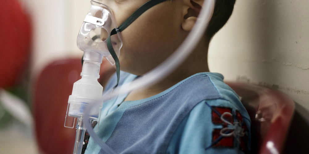 8/7/2016. Hospital Nacional de Niños, Paseo Colón, San José. Los casos de problemas respitatorios en niños está en aumento. Las erupciones del volcán Turrialba, el clima frío y un virus bastante agresivo, son algunos de las posibles causas de este incremento. En el área de nebulización Matías(camisa celeste) 5 años, recibía tratamiento. FOTO: Andrés ARCE / GN.