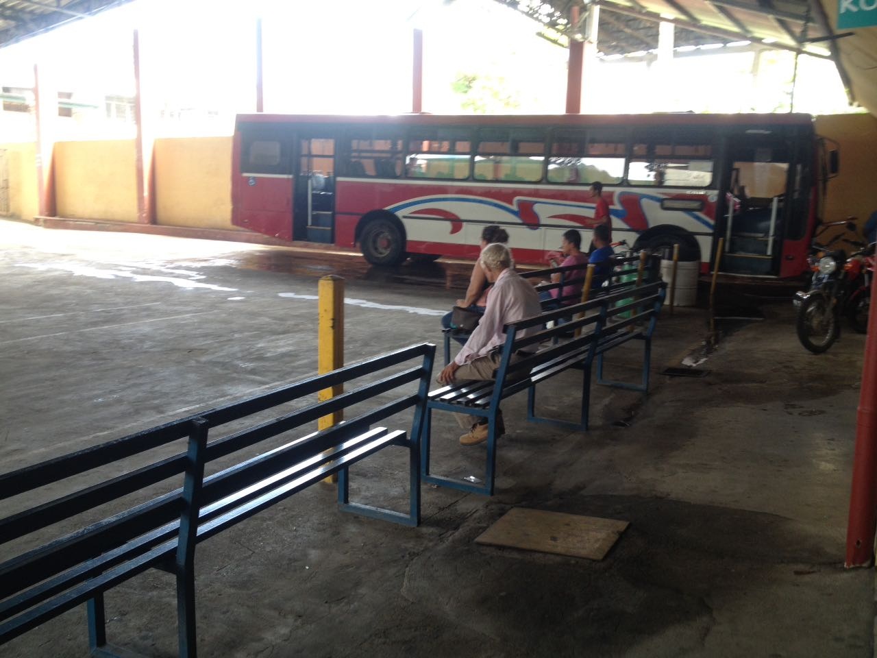 Vista de pasajeros en una de las terminales de la empresa Autotransportes Hermanos Navarro S.A. en San Vito de Cotobrus